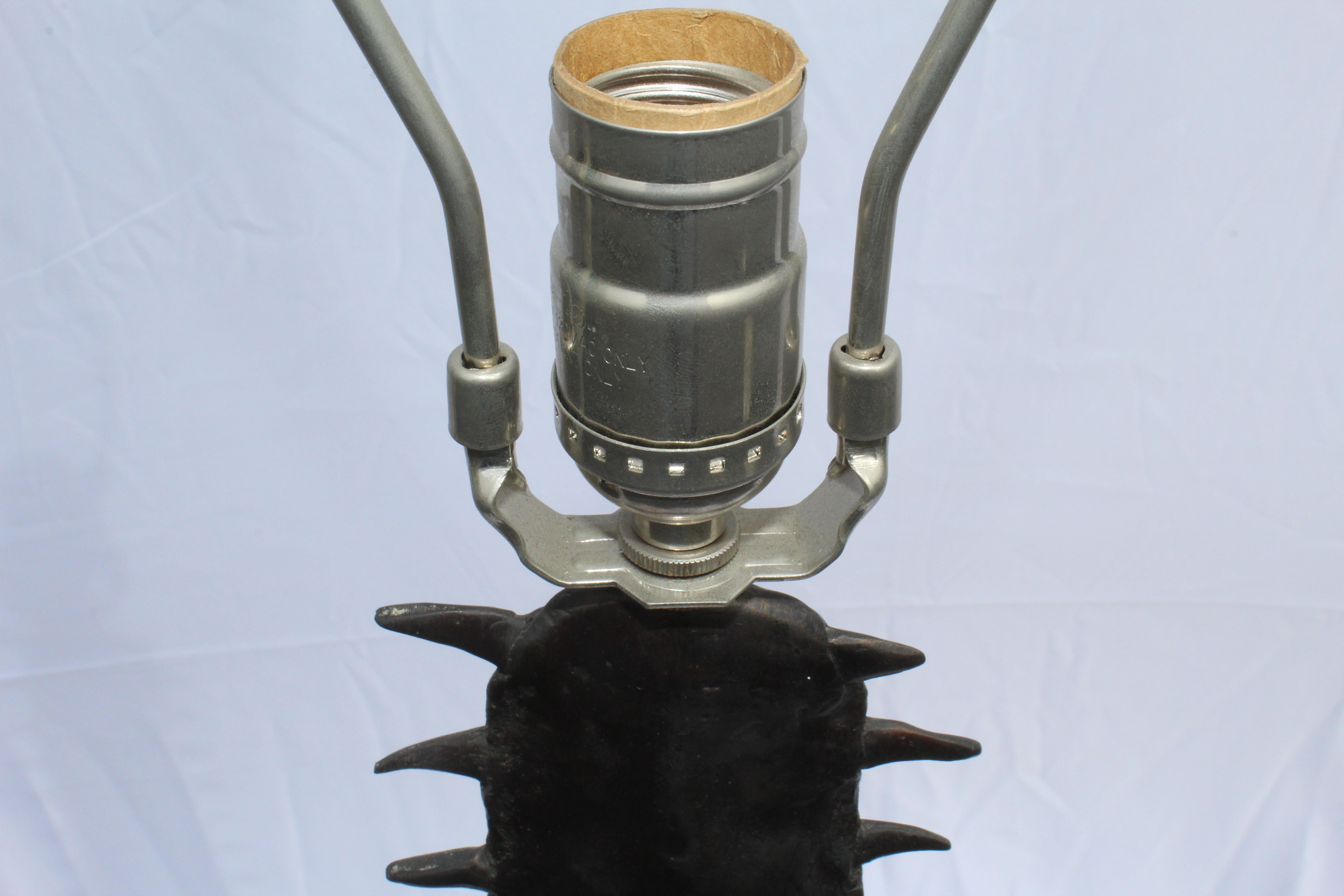Mid-Century Modern Lampe mi-siècle moderne  ( Bronze )  Requin à dents de scie  projet de loi en vente
