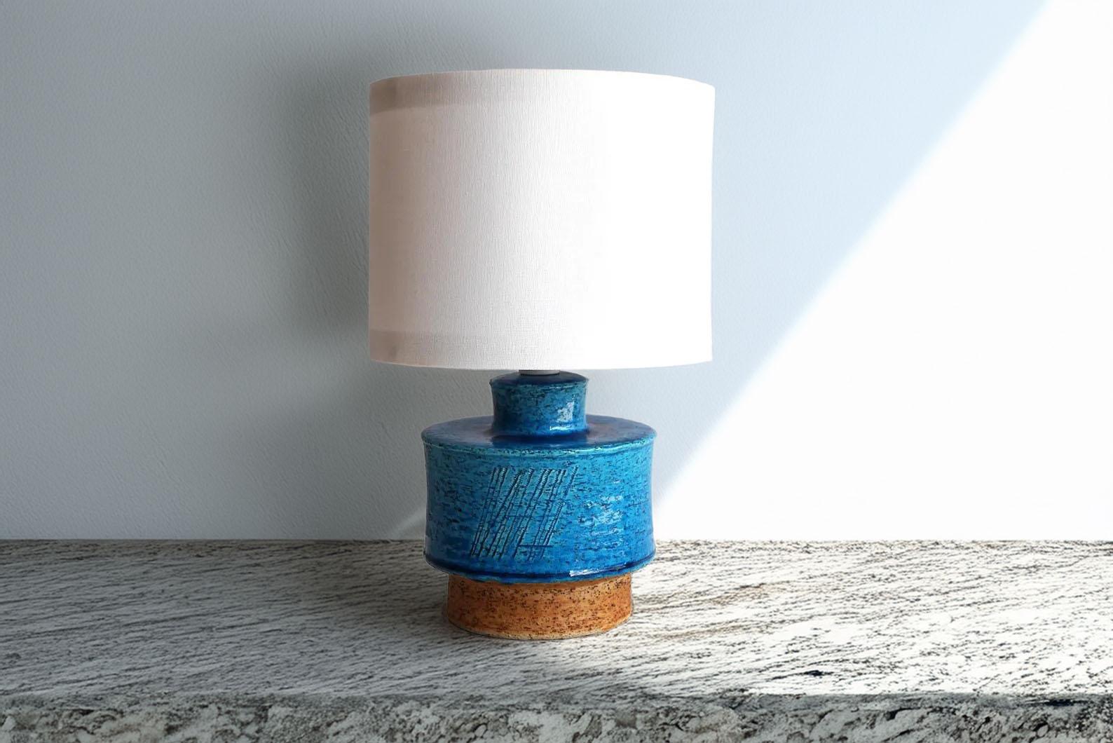 Une fantastique et rare base de lampe de table en céramique vintage avec des couleurs fantastiques. Il s'agit d'une production de studio faite à la main et signée par la talentueuse Inger Persson pour le prestigieux Rörstrand, en Suède. Le design de