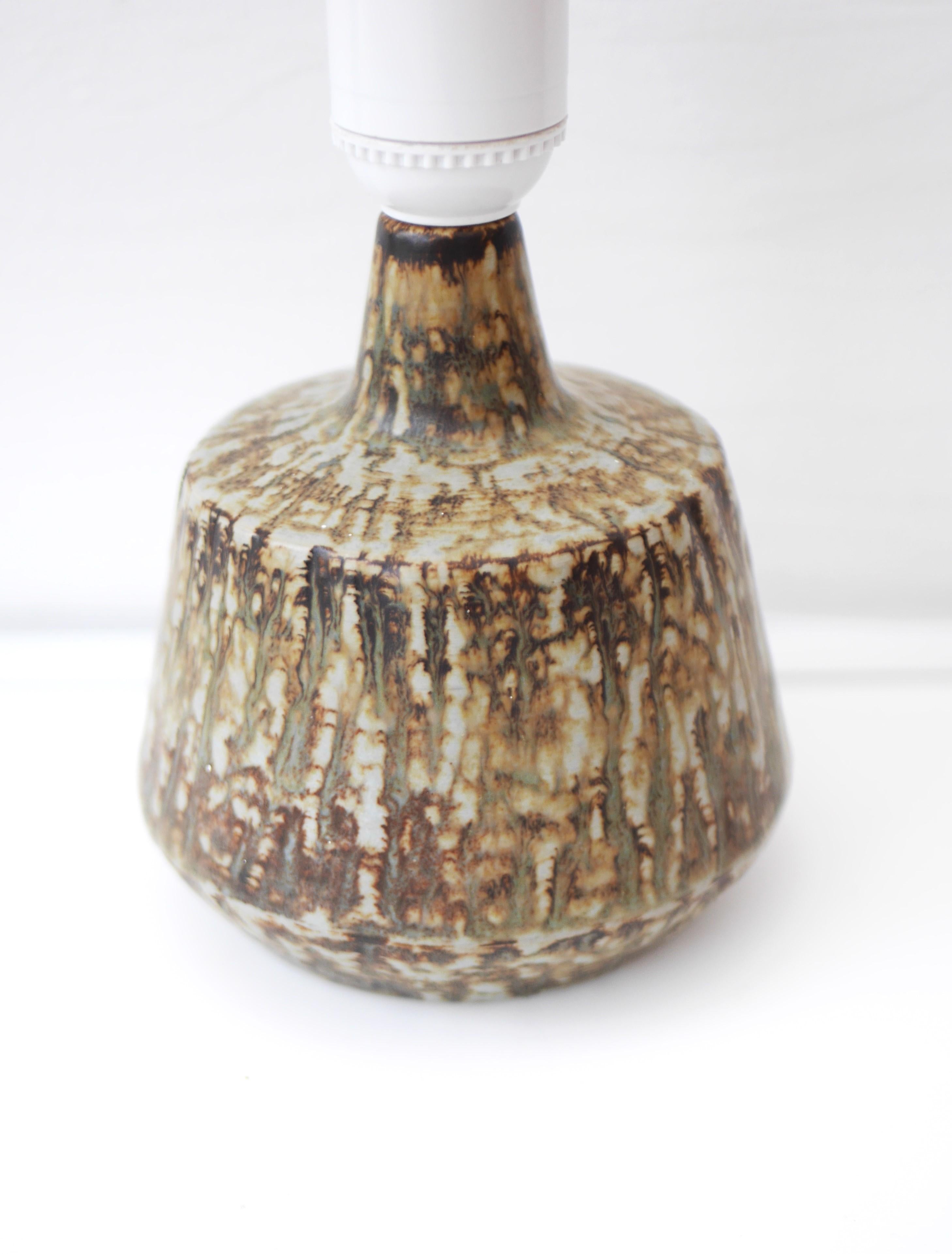Une fantastique et rare base de lampe de table vintage en céramique connue sous le nom de 