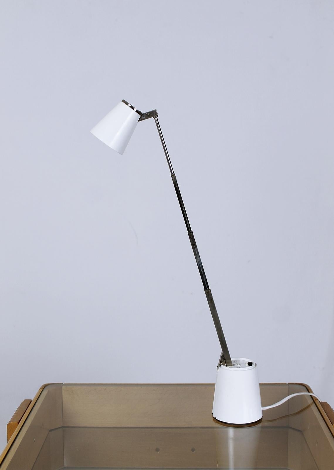 Alte Leselampe Lampette Licht Kunststoff Maus und grauem Metall:: hergestellt in Deutschland:: und gesehen bei Moma::
um 1963 in gutem Zustand. 
Ihr Design ist atypisch:: geschlossen:: das Stromkabel passt in den Sockel:: es ermöglicht zwei