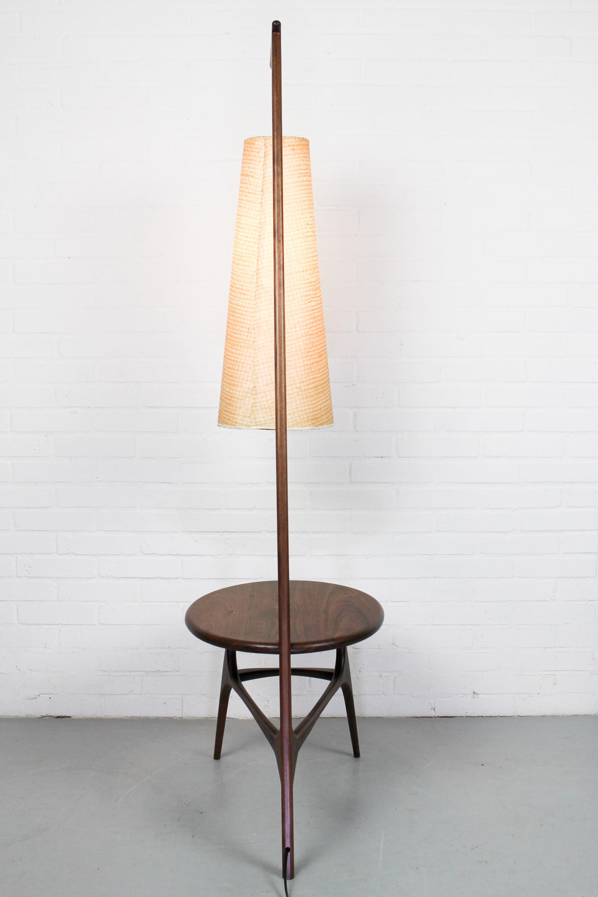 Mid-Century Modern Lampshade 'Rispal' with Organic American Nut Table In Good Condition In Appeltern, Gelderland