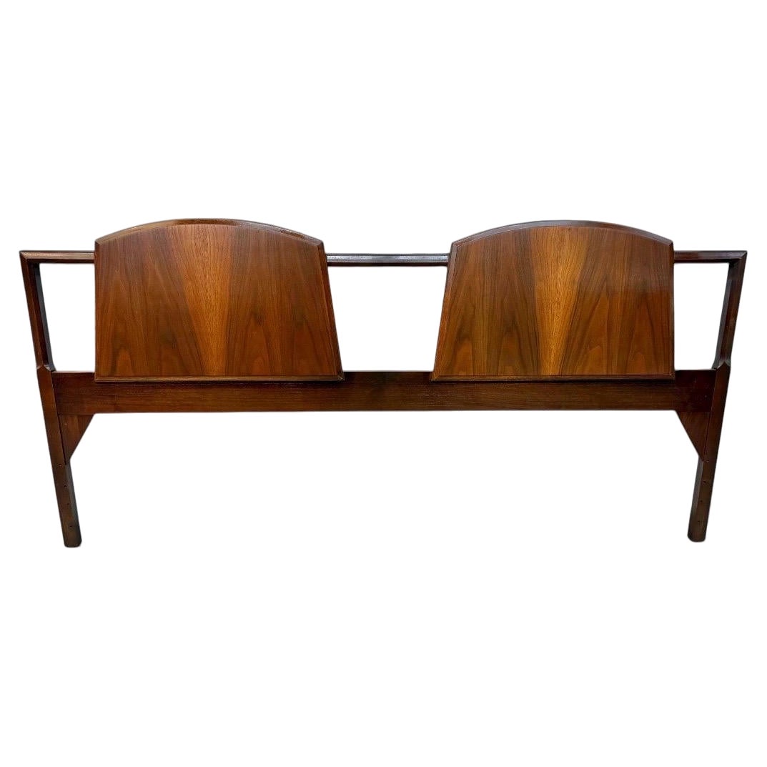Mid-Century Modern Lane 1st Edition King Size Tête de lit en noyer en vente