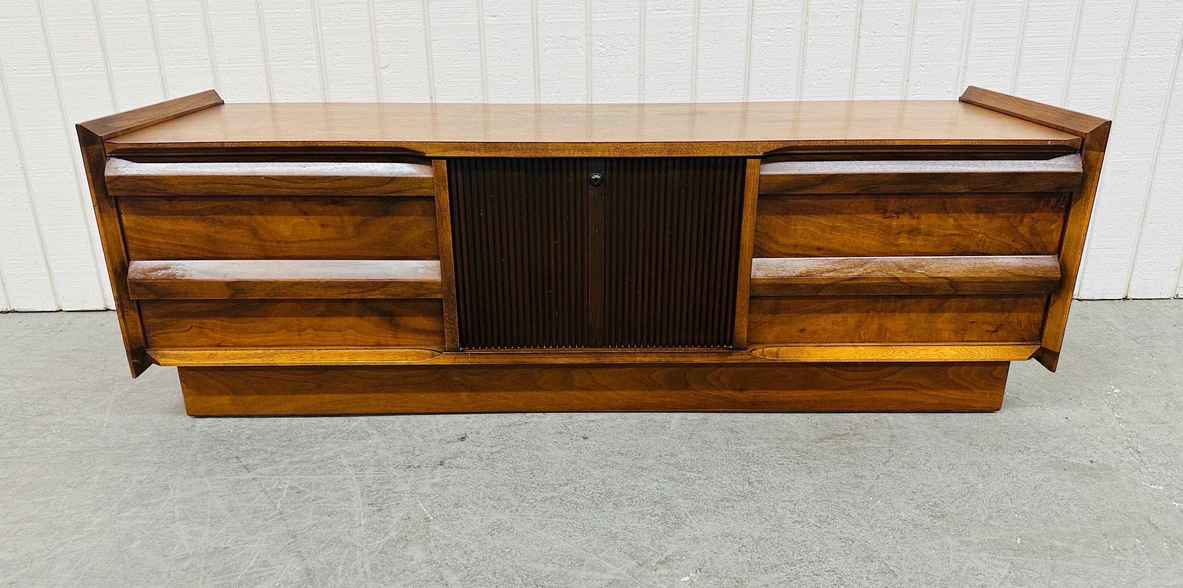 This listing is for a Mid-Century Modern Lane “1st Edition” Walnut Cedar Chest. Featuring a straight line design, louver and reeded front, rectangular walnut top, original push button lock that opens the top up, cedar lined interior storage space,