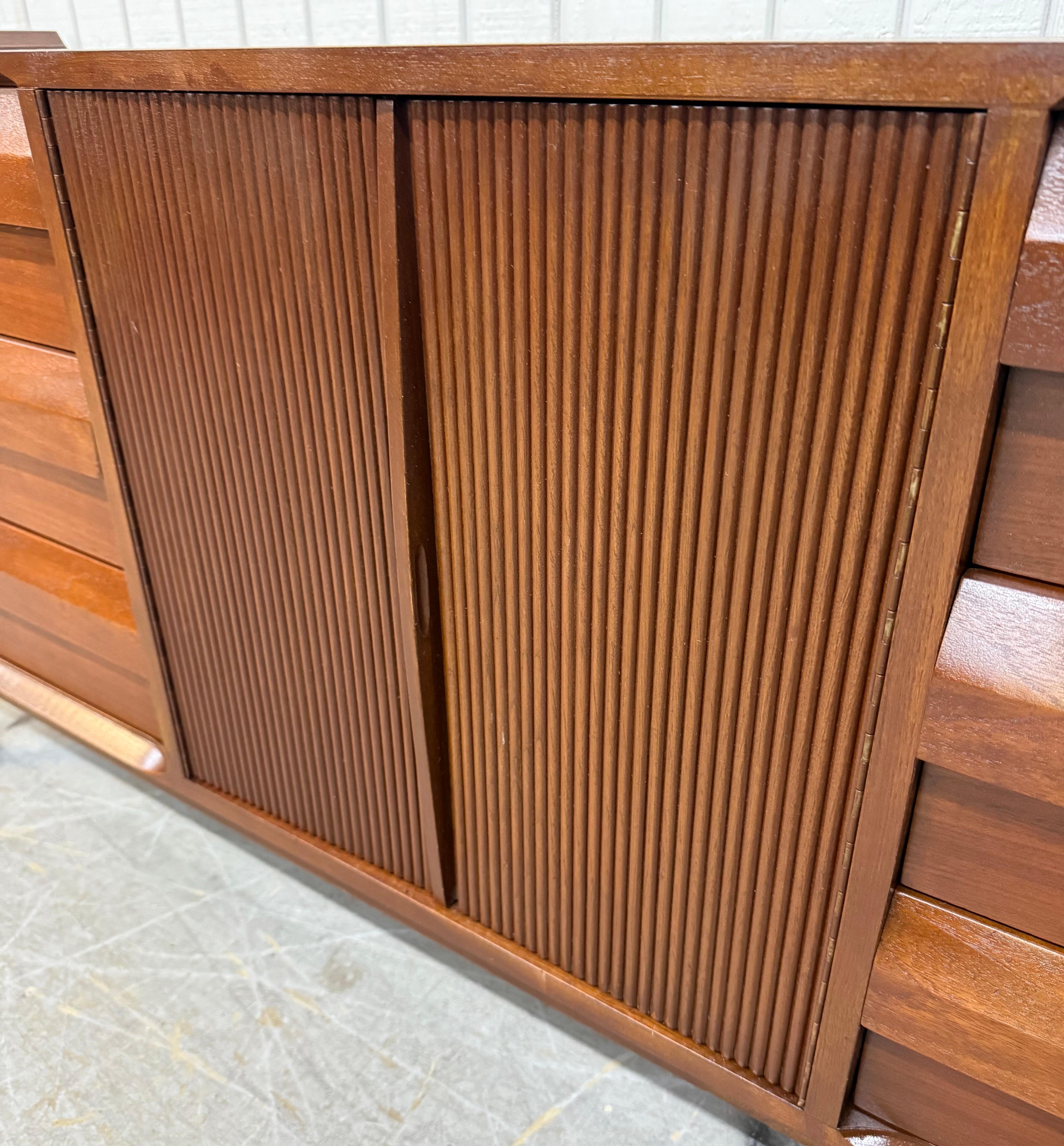Cómoda de madera de nogal Lane 1st Edition Mid-Century Modern en venta 5