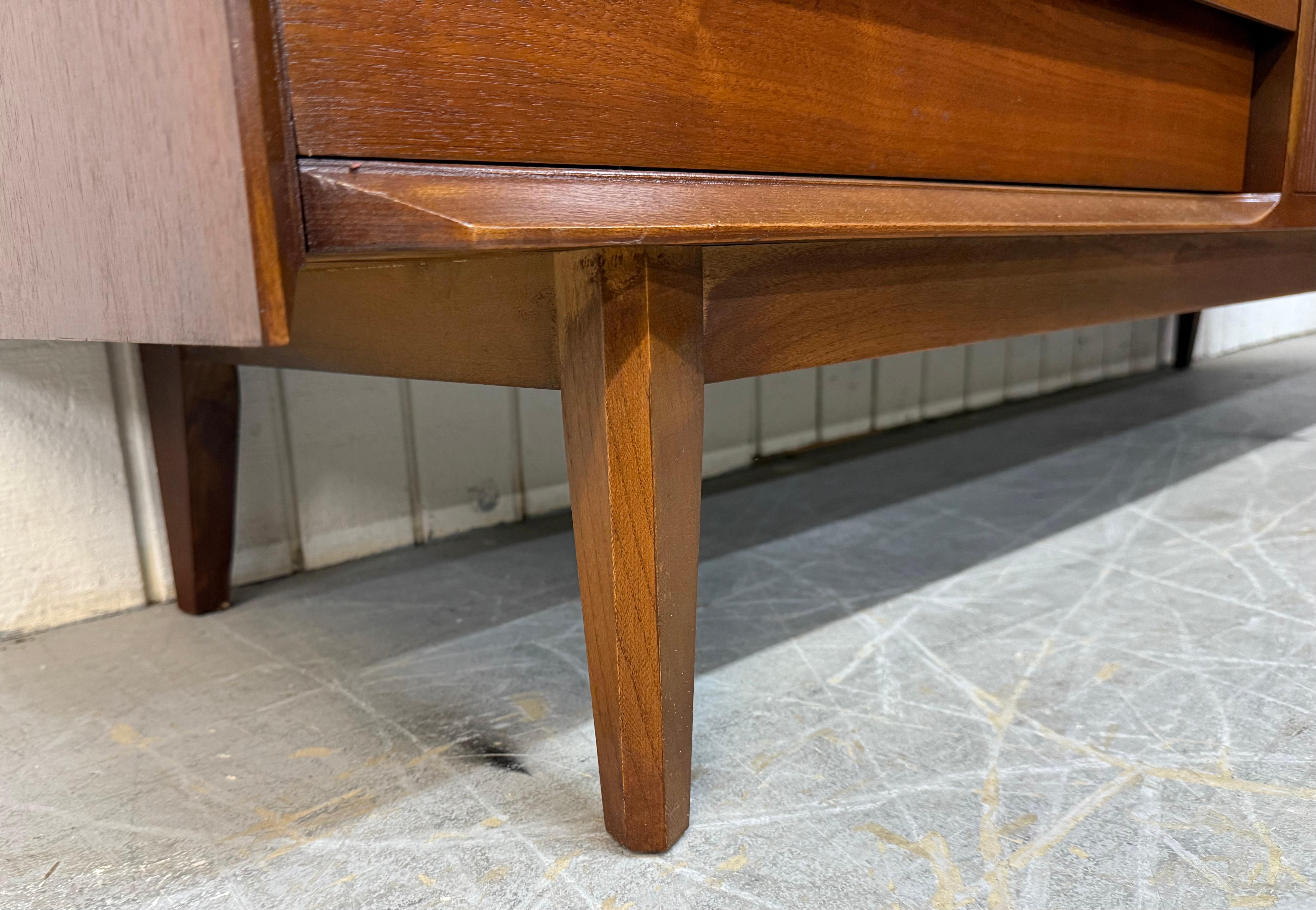 Cómoda de madera de nogal Lane 1st Edition Mid-Century Modern en venta 6