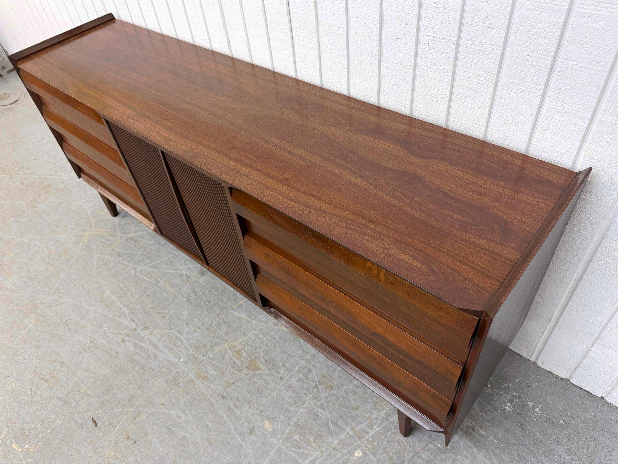 Cómoda de madera de nogal Lane 1st Edition Mid-Century Modern en Bueno estado para la venta en Clarksboro, NJ