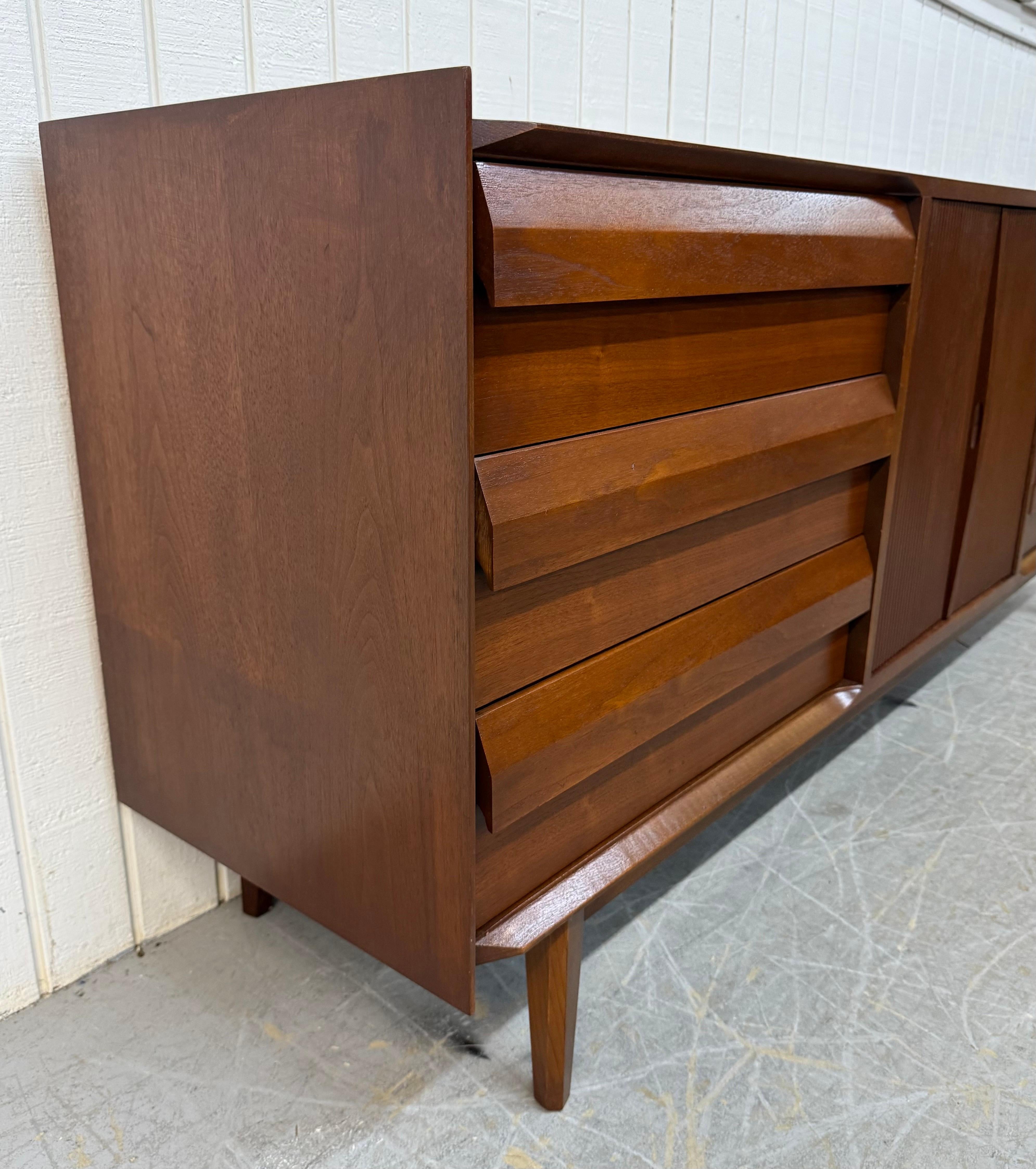 Cómoda de madera de nogal Lane 1st Edition Mid-Century Modern mediados del siglo XX en venta
