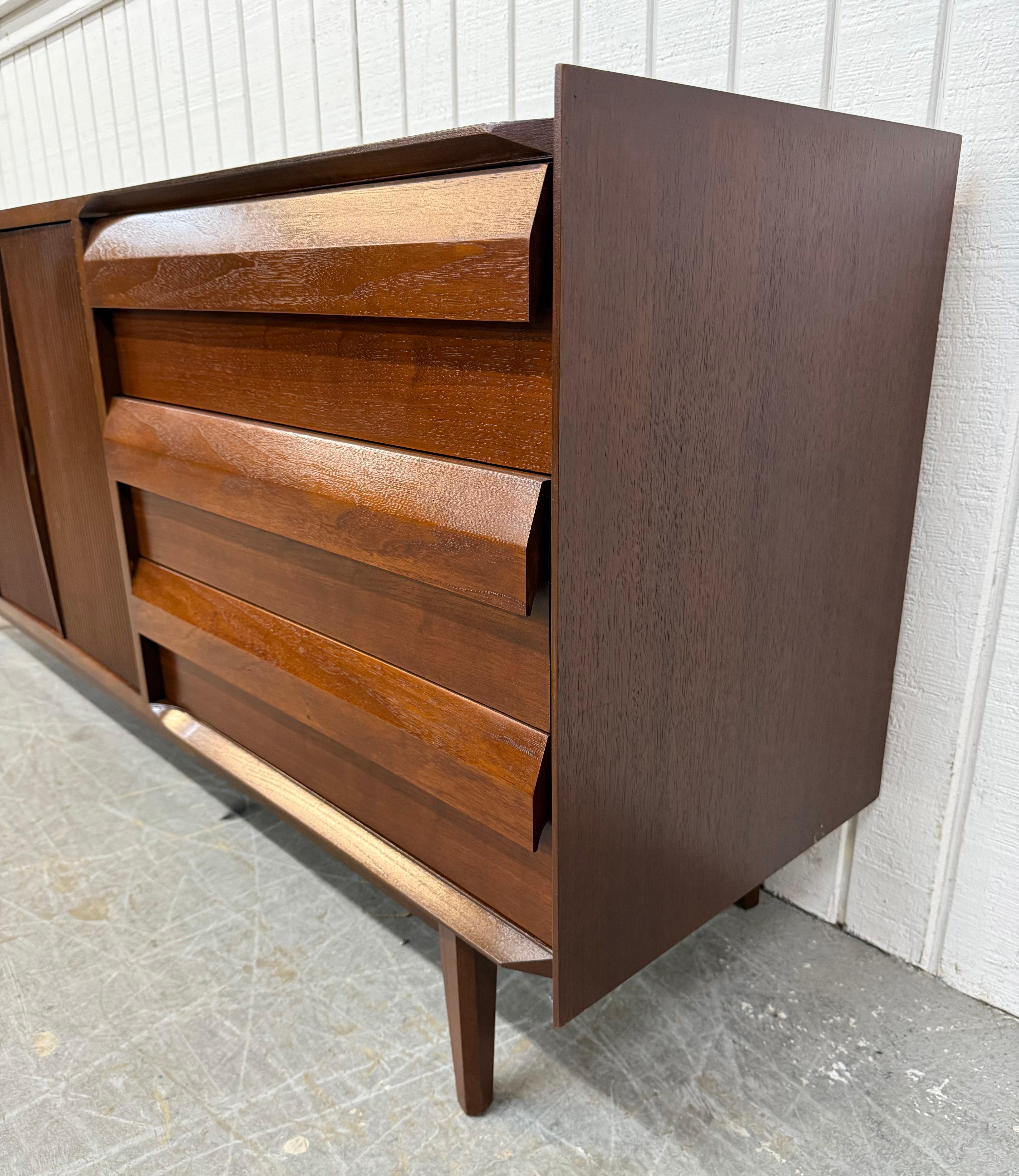 Cómoda de madera de nogal Lane 1st Edition Mid-Century Modern Madera en venta