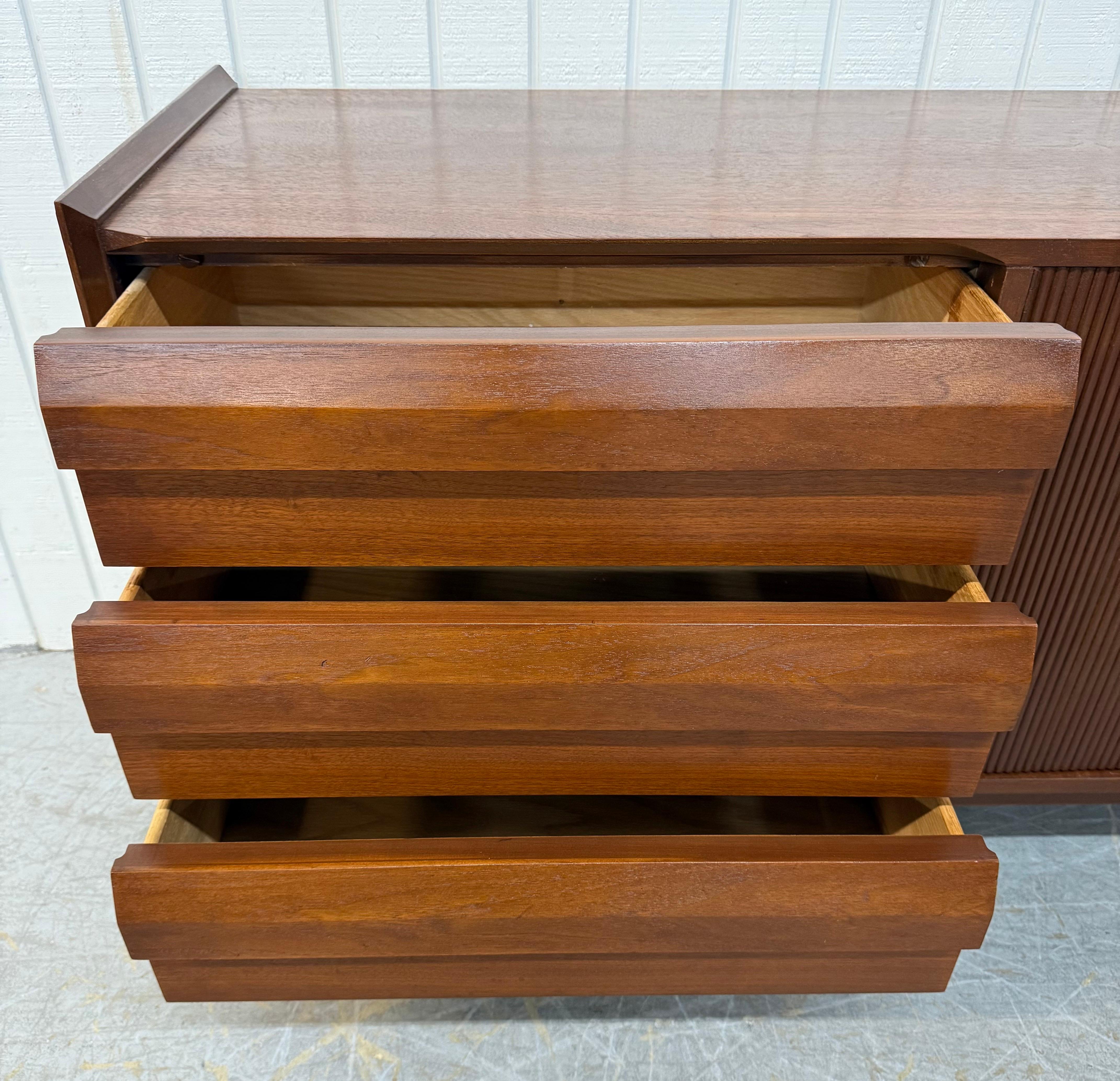 Cómoda de madera de nogal Lane 1st Edition Mid-Century Modern en venta 1