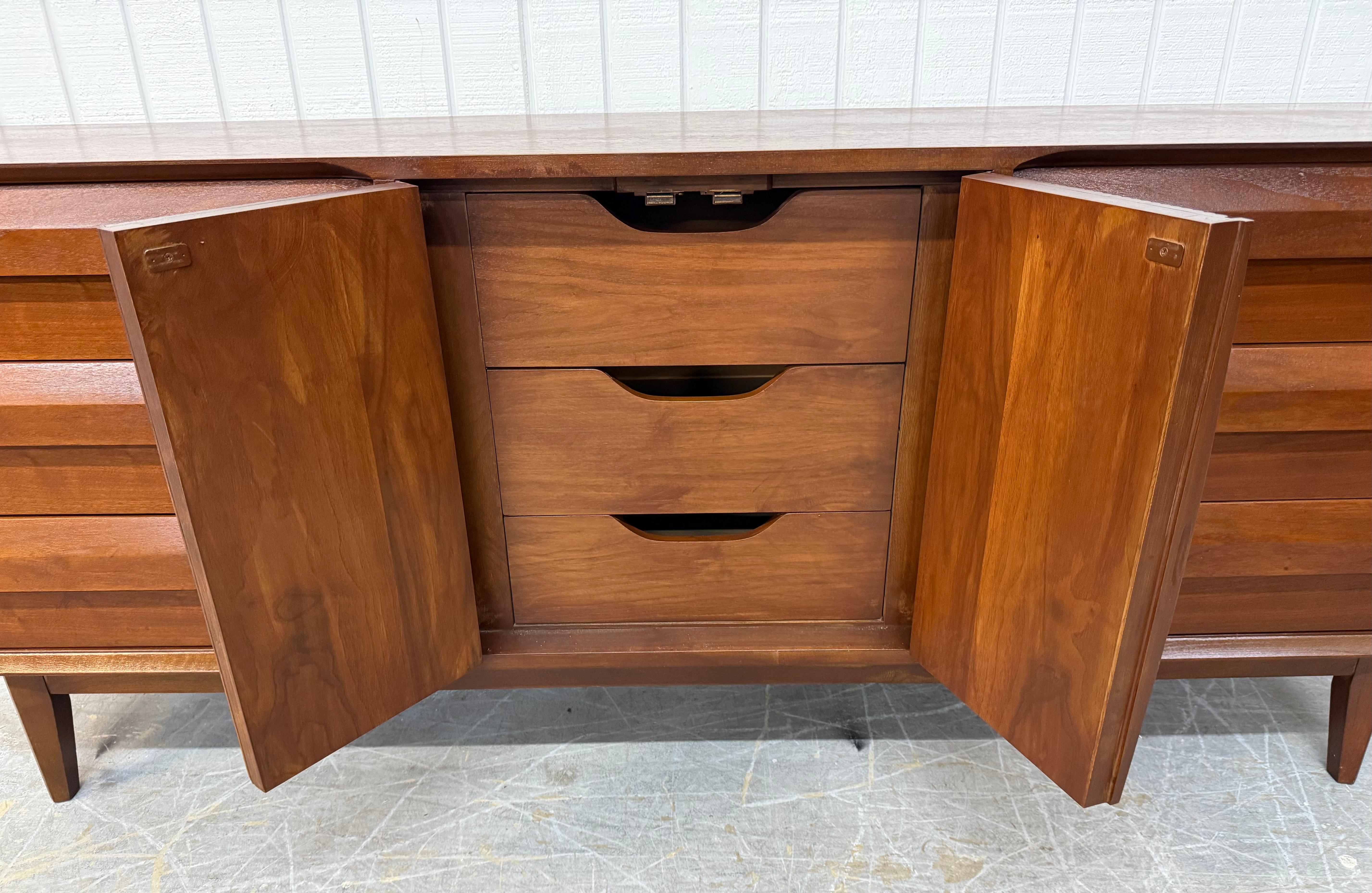 Cómoda de madera de nogal Lane 1st Edition Mid-Century Modern en venta 2