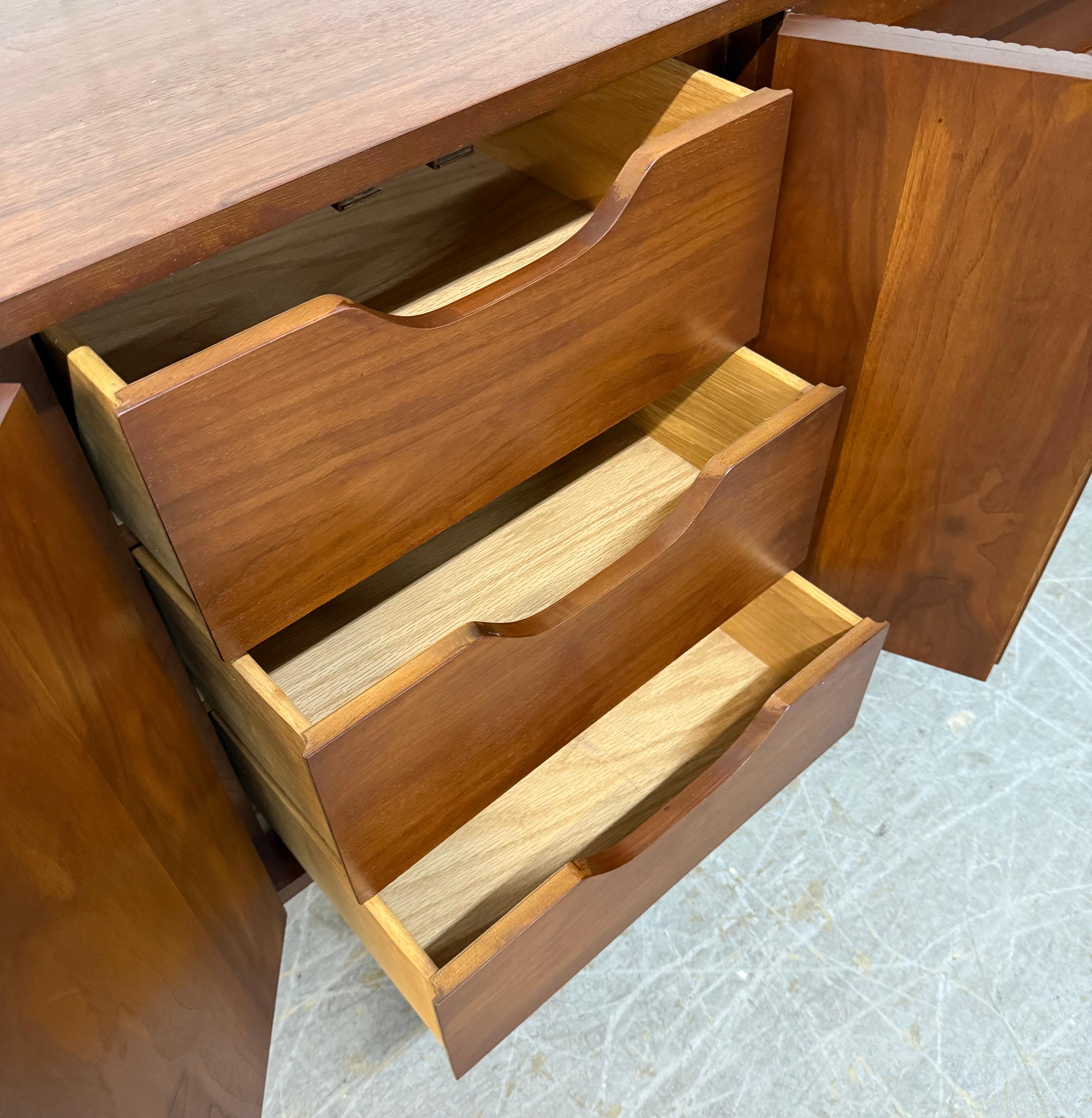 Cómoda de madera de nogal Lane 1st Edition Mid-Century Modern en venta 3