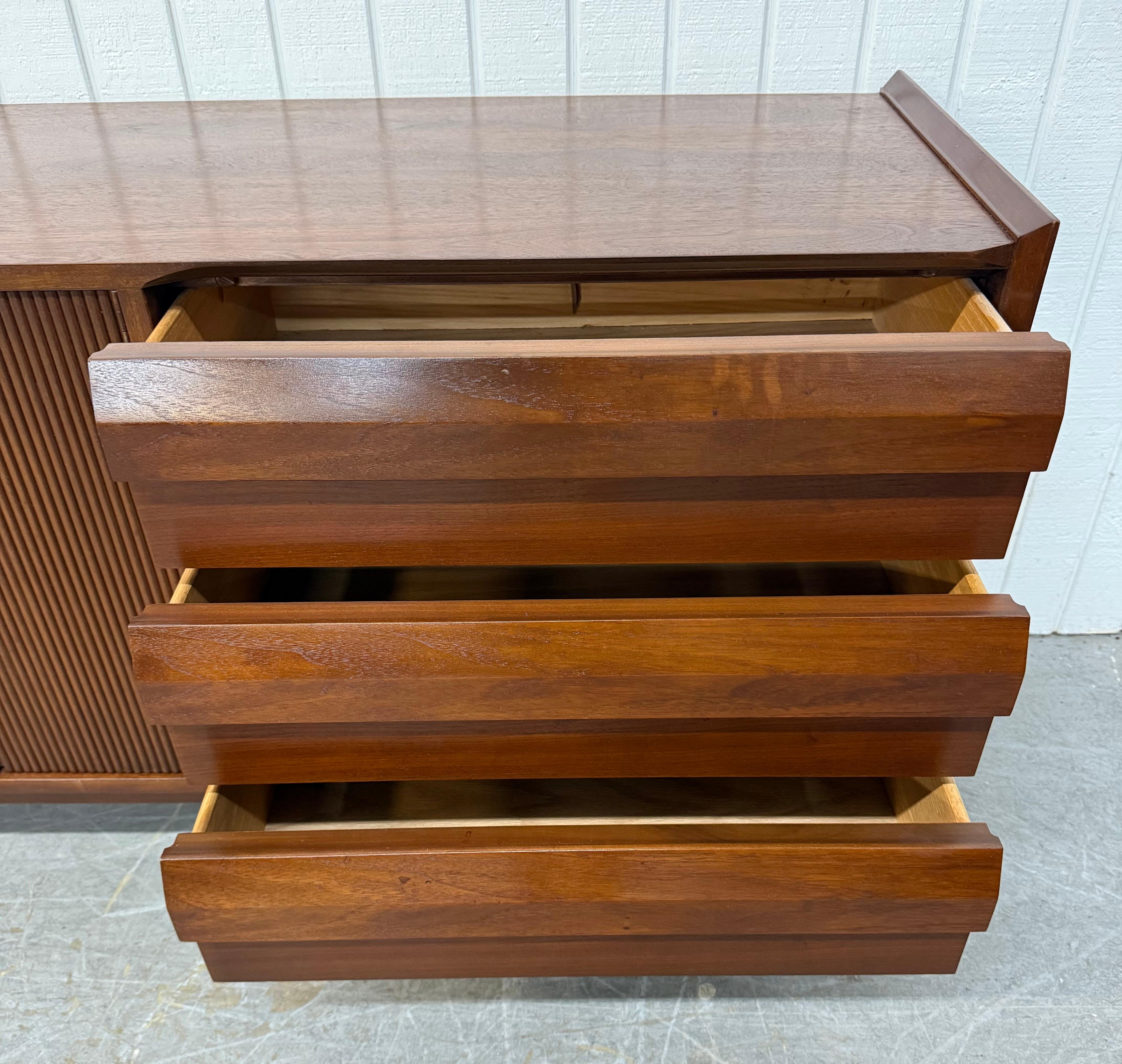 Cómoda de madera de nogal Lane 1st Edition Mid-Century Modern en venta 4
