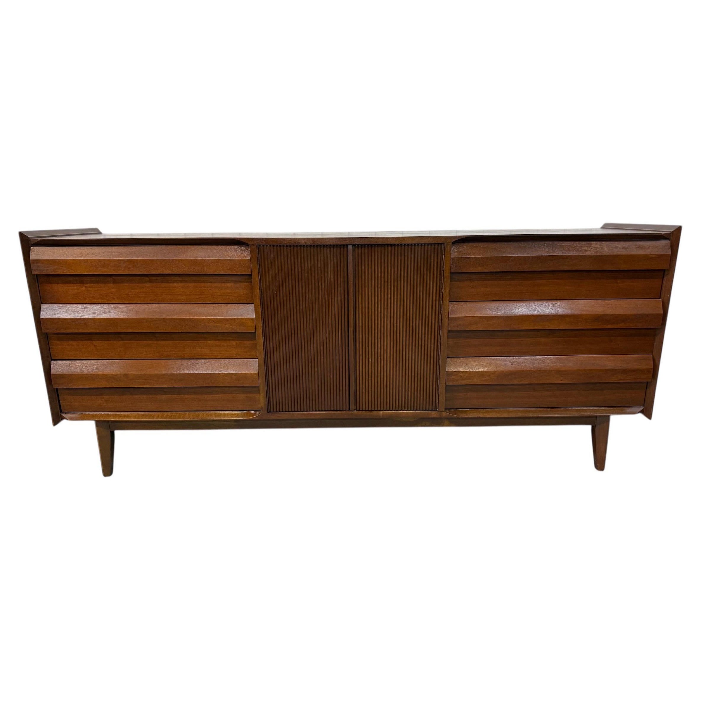 Cómoda de madera de nogal Lane 1st Edition Mid-Century Modern en venta