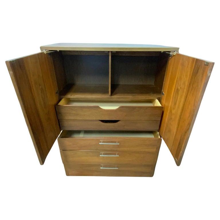 Mid-Century Modern Lane 5 Schubladen 2 Türen Nussbaumholz hohe Kleiderschrank Chrombeine (Moderne der Mitte des Jahrhunderts) im Angebot
