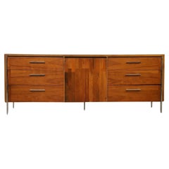 Credenza moderna de mediados de siglo Lane de 9 cajones y 2 puertas en nogal con patas cromadas