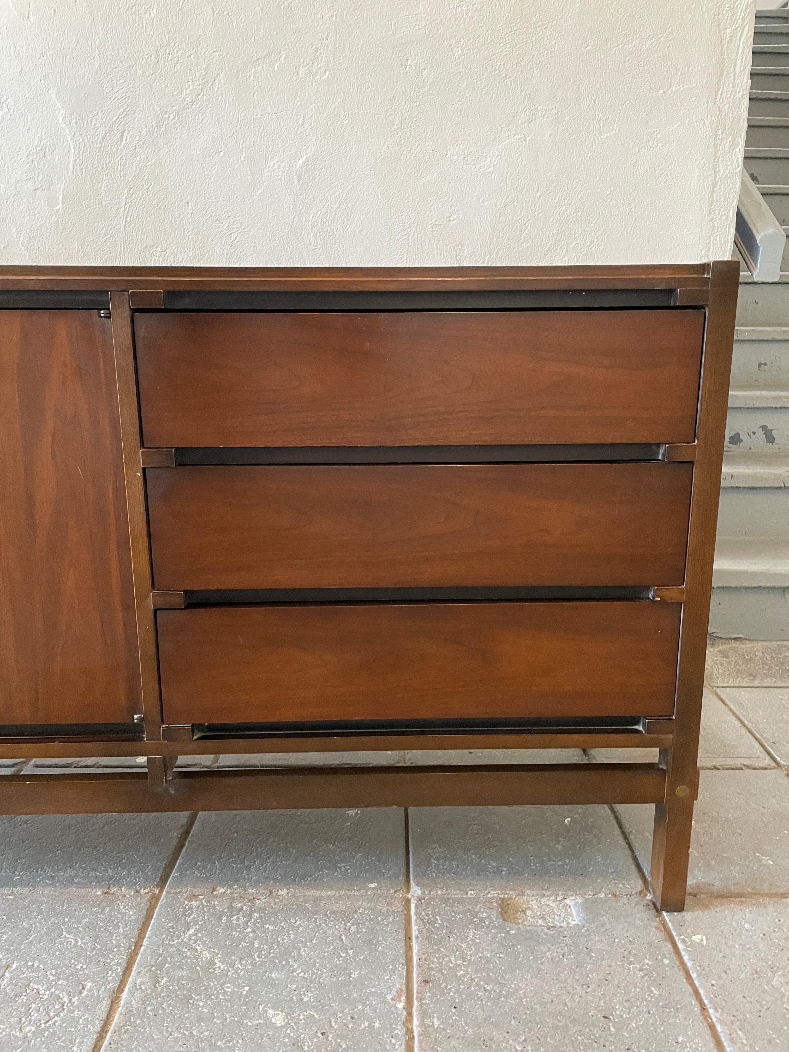 Mid Century Modern Lane 9 Drawer Walnut Credenza or Dresser Brass Knobs In Good Condition In BROOKLYN, NY