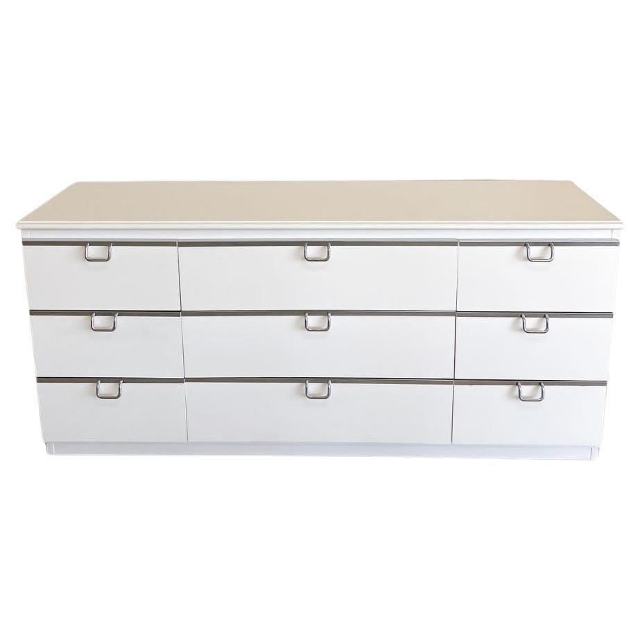 Mid-Century Modern Lane's weiß lackiert und Laminat Kredenz Sideboard oder Kommode circa 1970er Jahre gut gebaut. Hat 9 Schubladen mit Chromgriff mit viel Stauraum. Steht auf einer Plattform. Hergestellt in den USA - Altavista, Virginia - von Lane