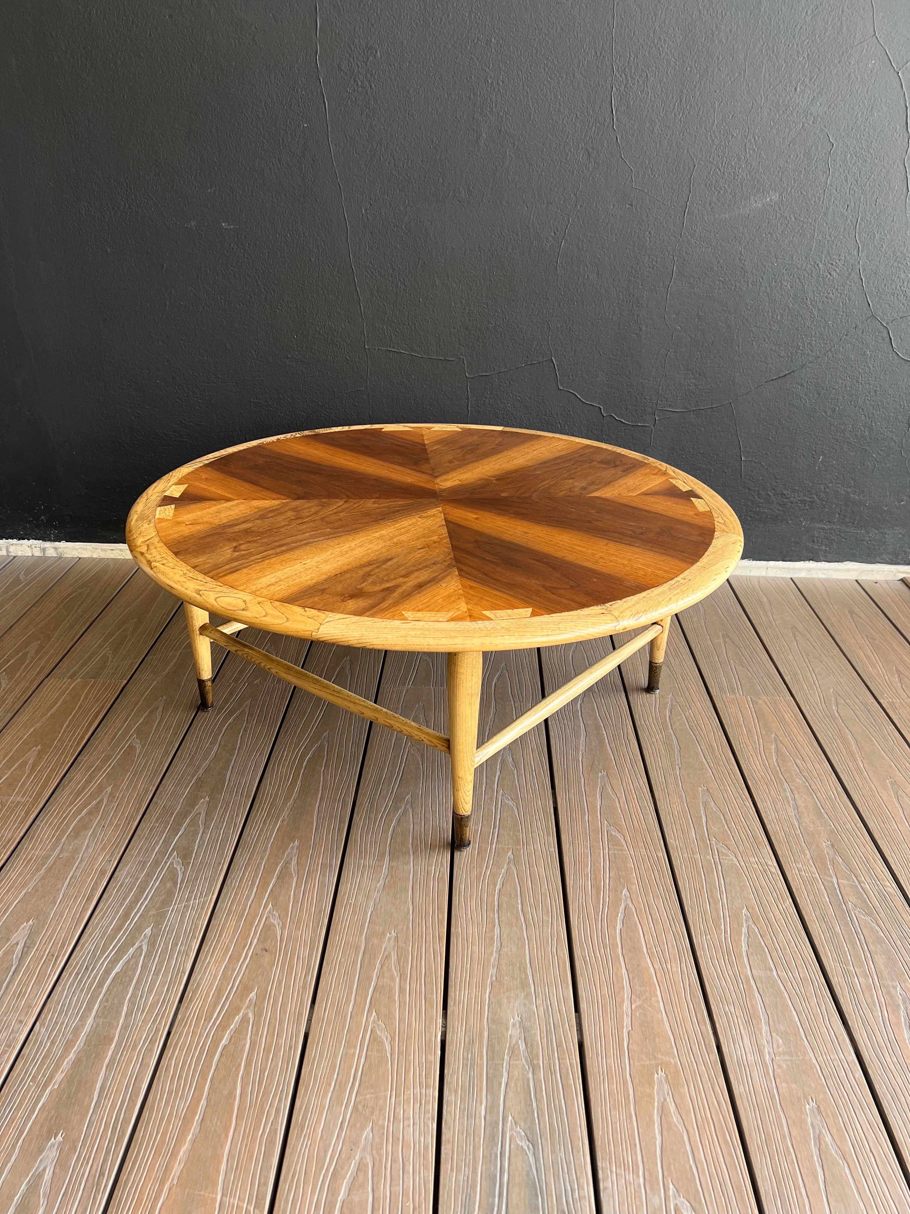 Classic mid-century modern Lane Acclaim round walnut and oak dovetail coffee table, professionally restored by our master craftsmen in our workshop, it has minimal details that time marked but that give that character and essence to our vintage