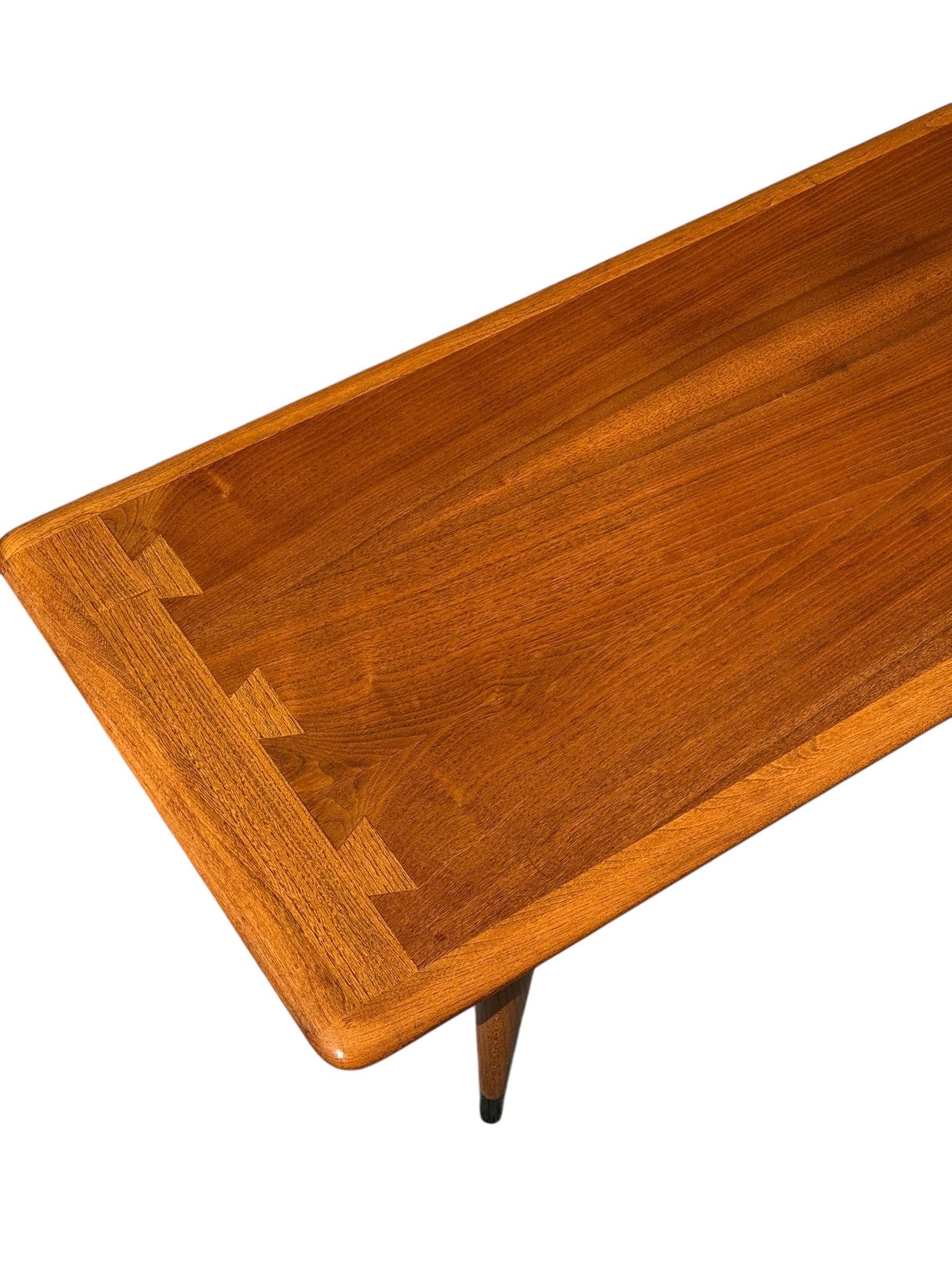 Dieser moderne Couchtisch aus der Mitte des Jahrhunderts gehört zu Lane's ikonischer 