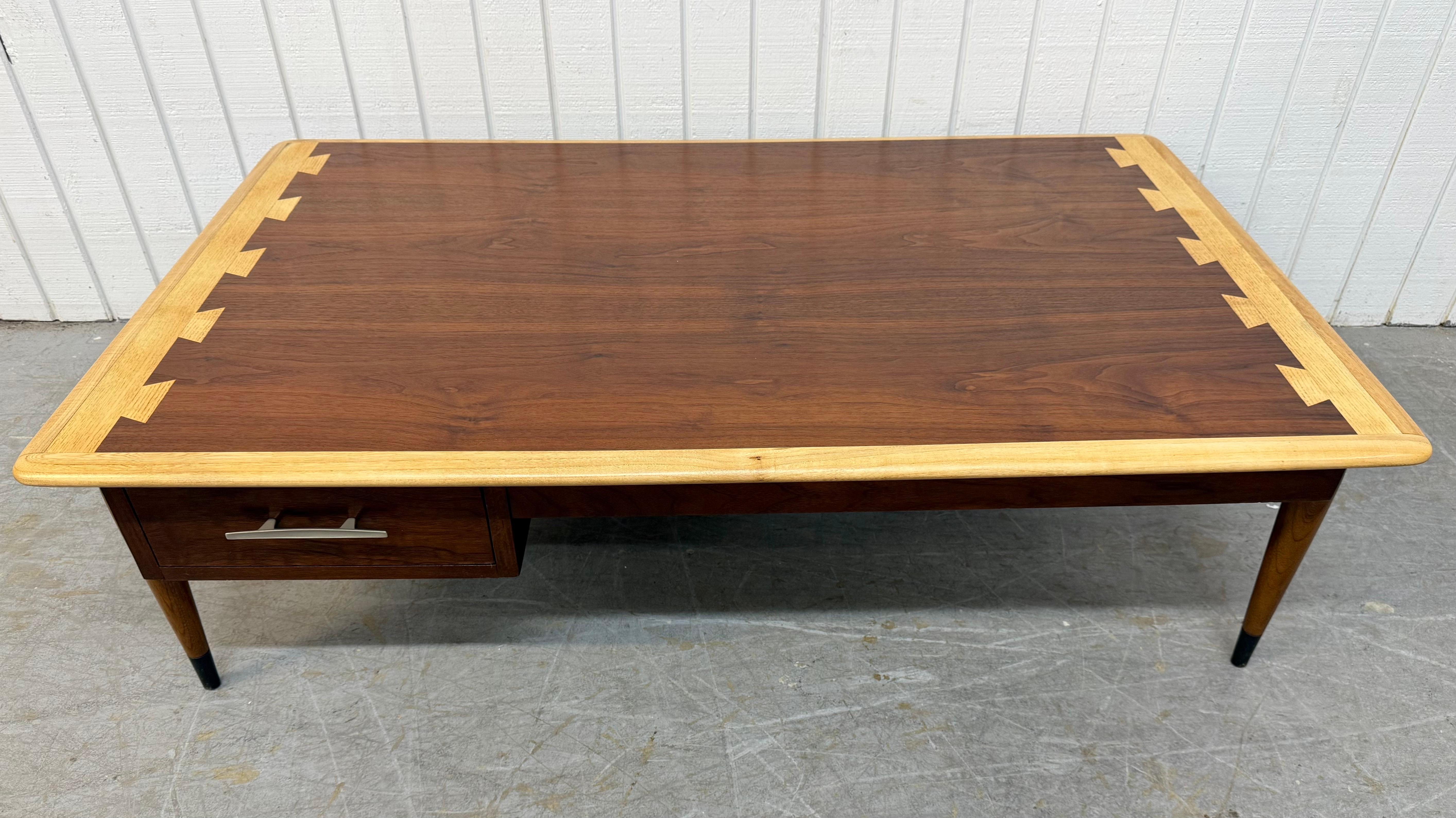 Questo annuncio si riferisce a un tavolino da caffè in noce del Mid-Century Modern Lane Acclaim. Il piano rettangolare a coda di rondine, le quattro gambe moderne, il cassetto scorrevole accessibile sul lato anteriore o posteriore e la splendida