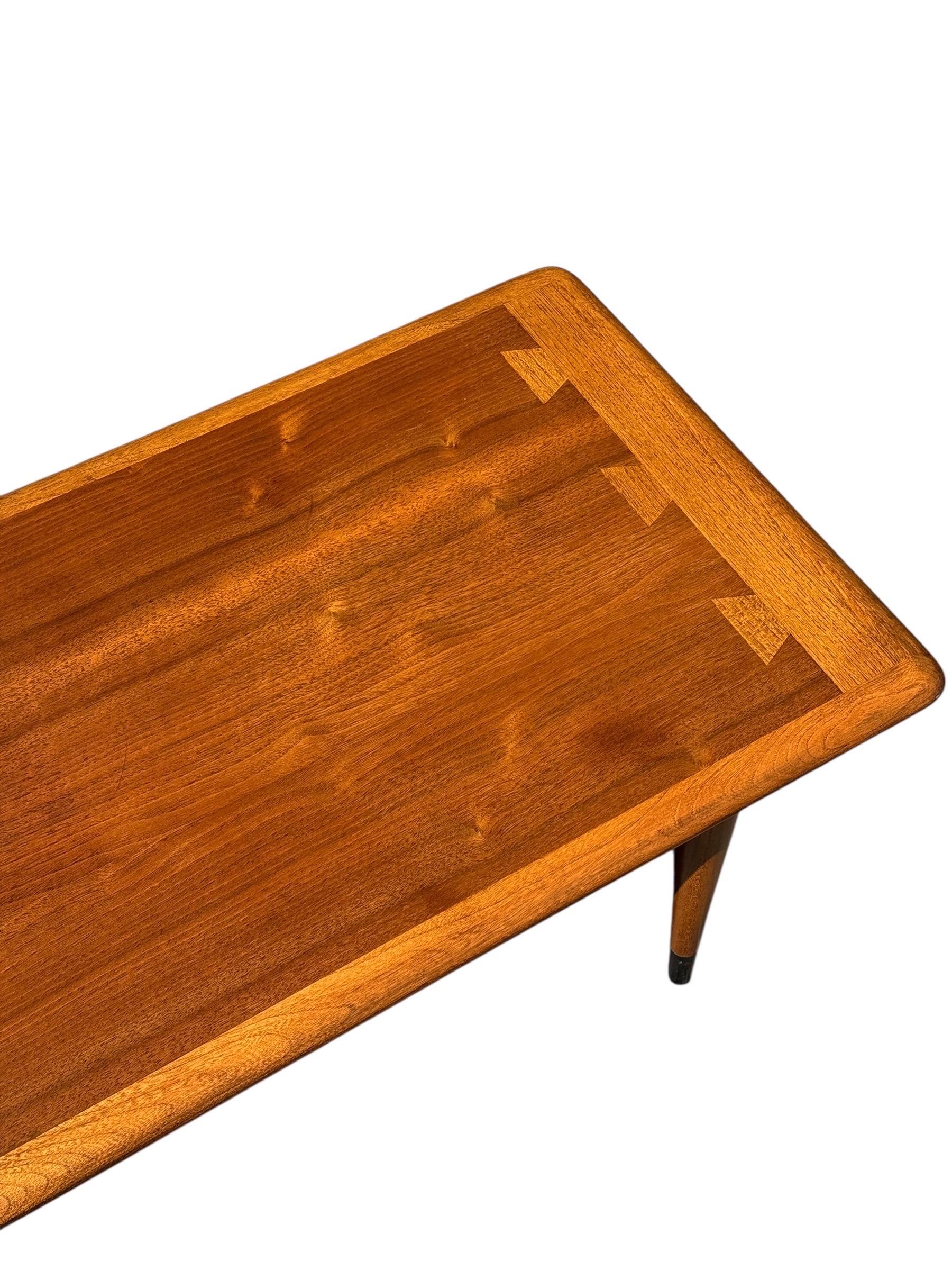 Mid-Century Modern Lane Acclaim Couchtisch aus Nussbaumholz (Moderne der Mitte des Jahrhunderts) im Angebot