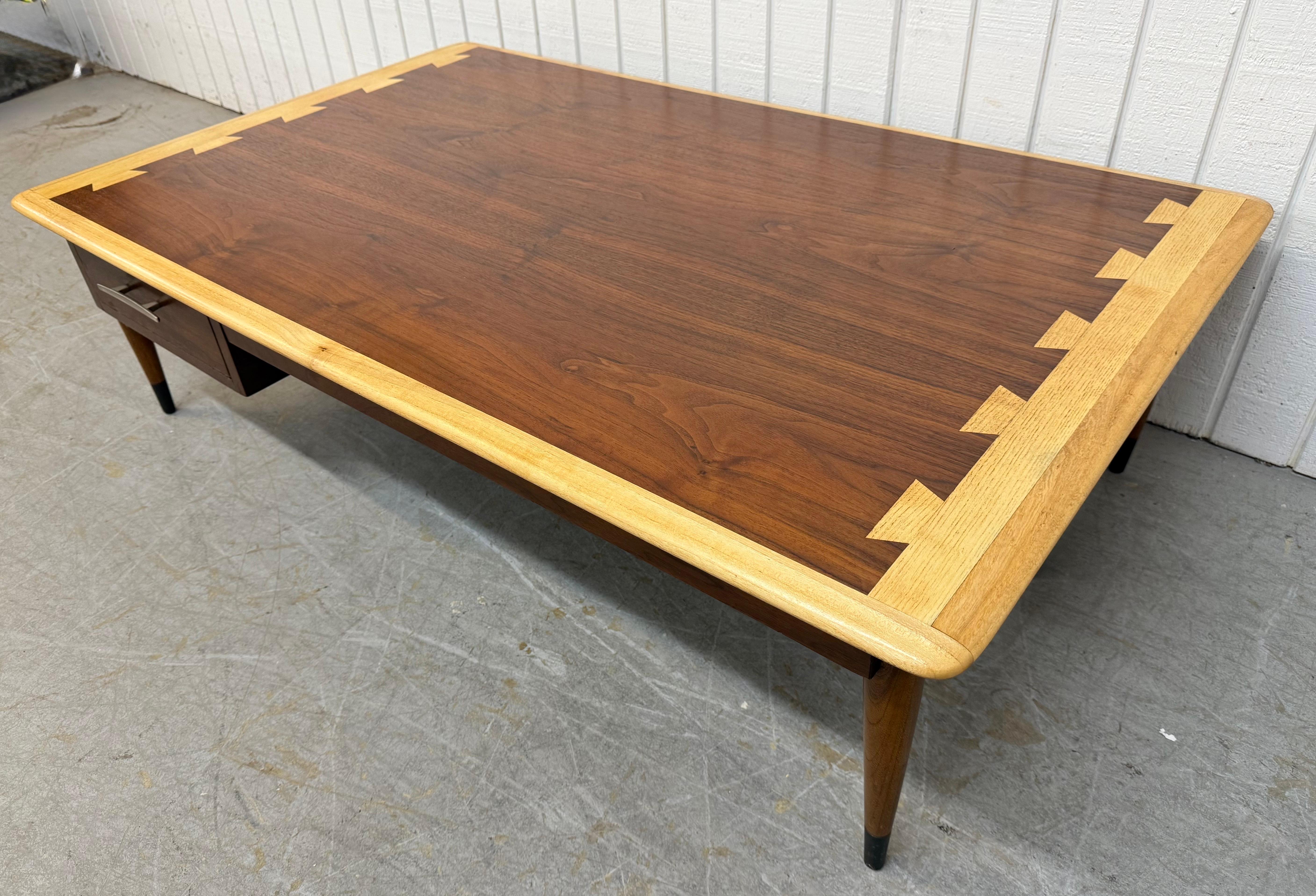 Mid-Century moderno Tavolino da caffè in noce Lane Acclaim, metà secolo moderno in vendita