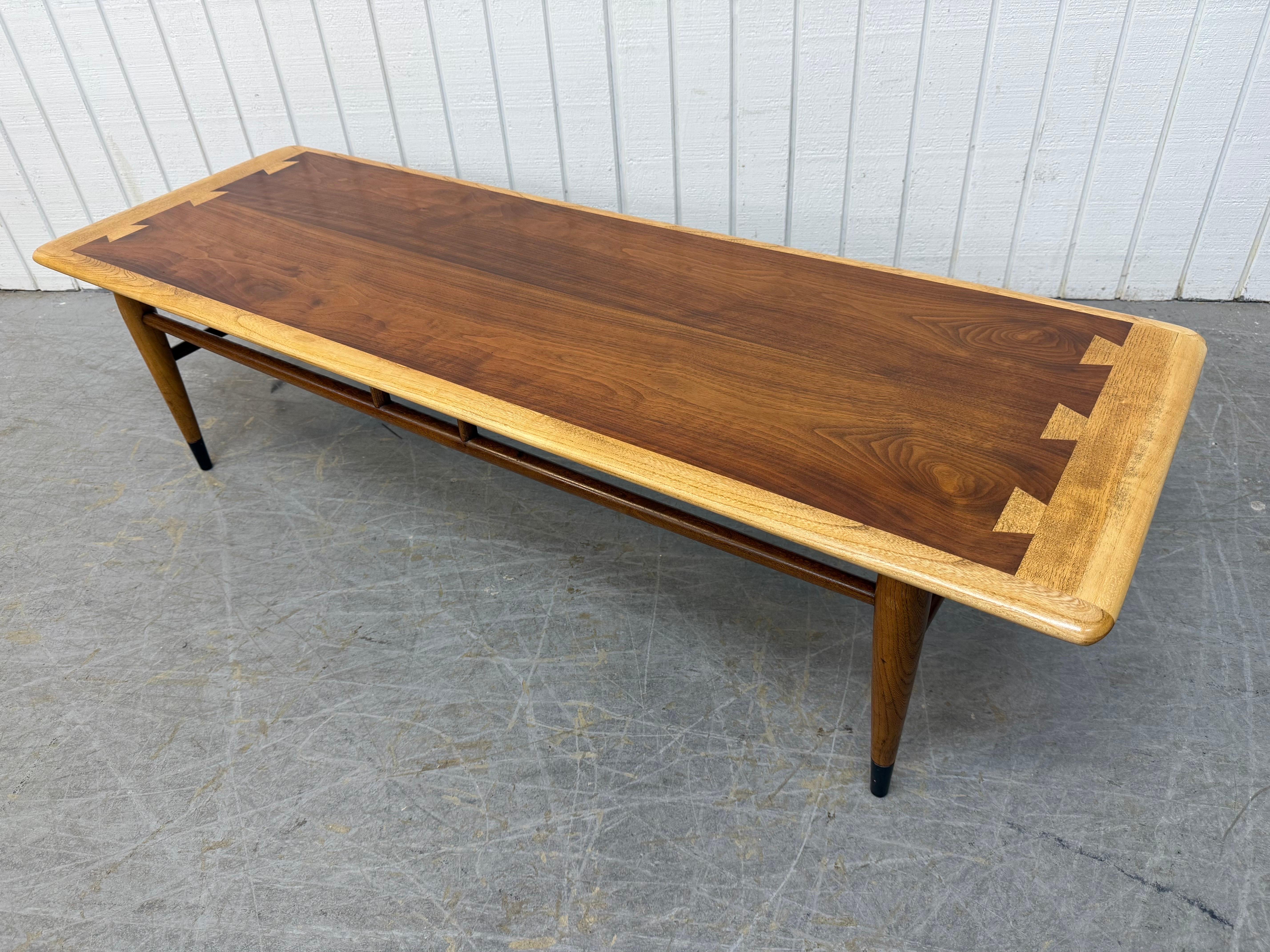 Mid-Century Modern Table basse en noyer The Moderns Lane Acclaim en vente