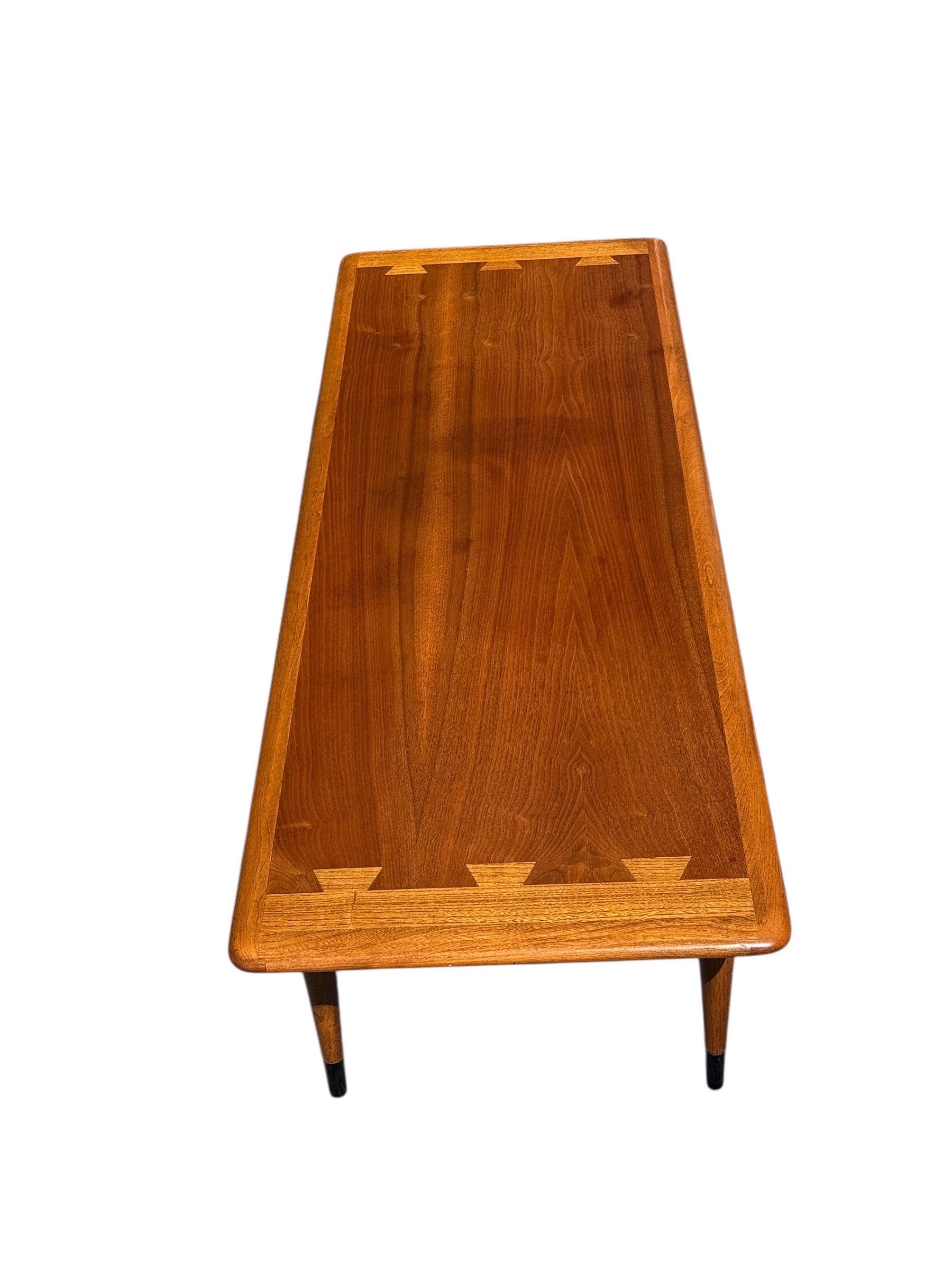 Mid-Century Modern Lane Acclaim Couchtisch aus Nussbaumholz (amerikanisch) im Angebot