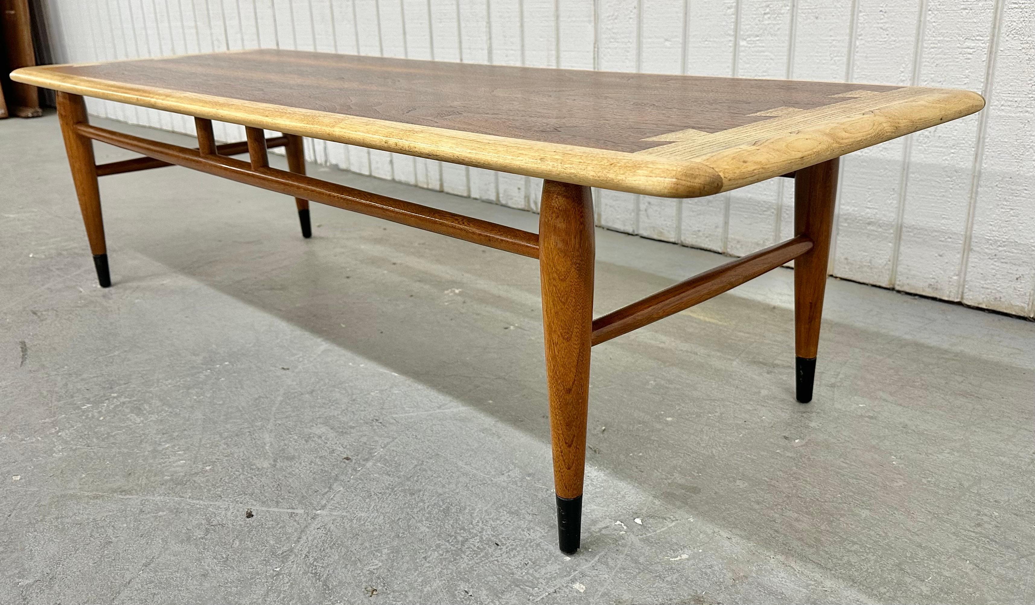 Mid-Century Modern Lane Acclaim Walnut Coffee Table In Good Condition For Sale In Clarksboro, NJ