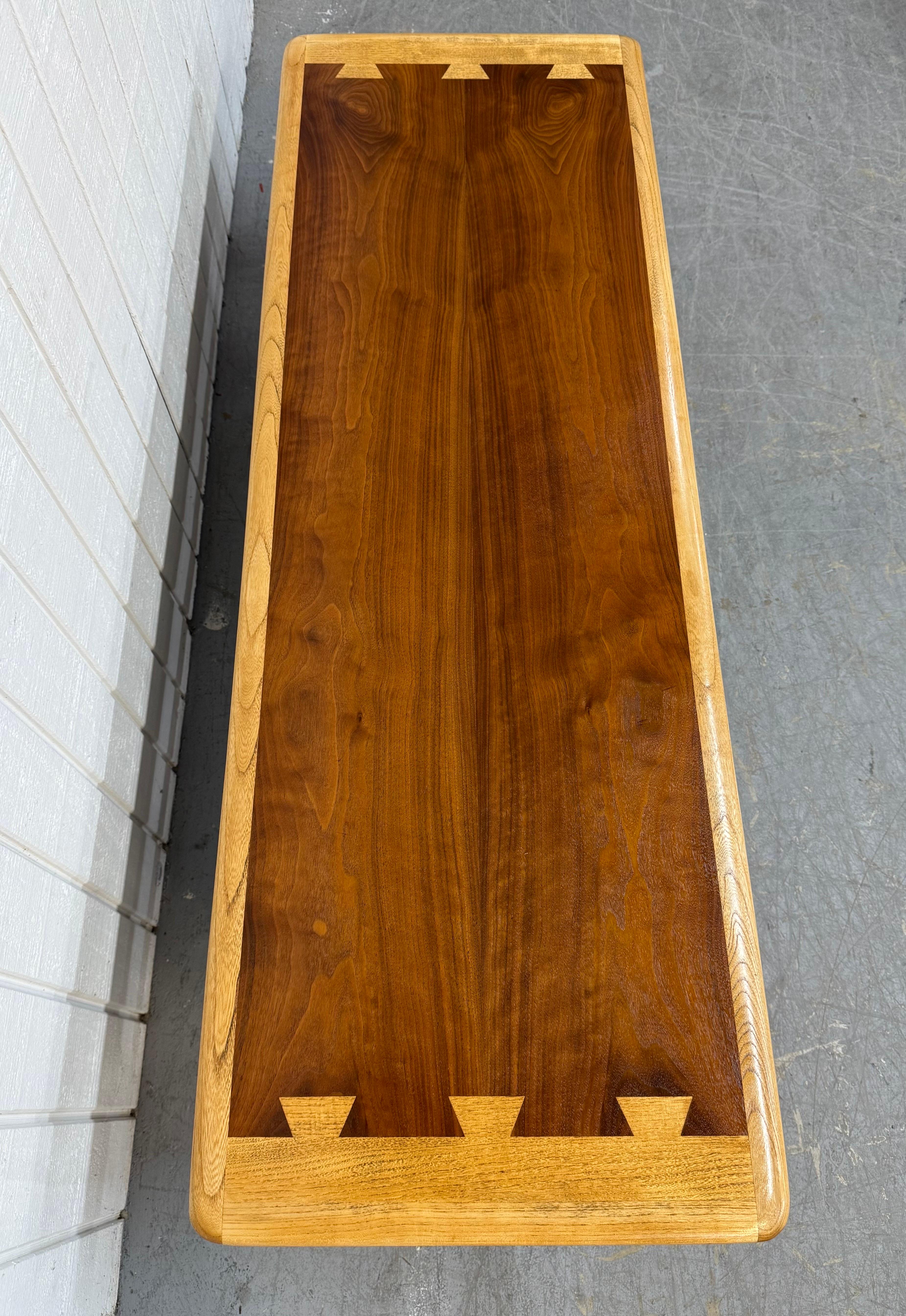 Américain Table basse en noyer The Moderns Lane Acclaim en vente