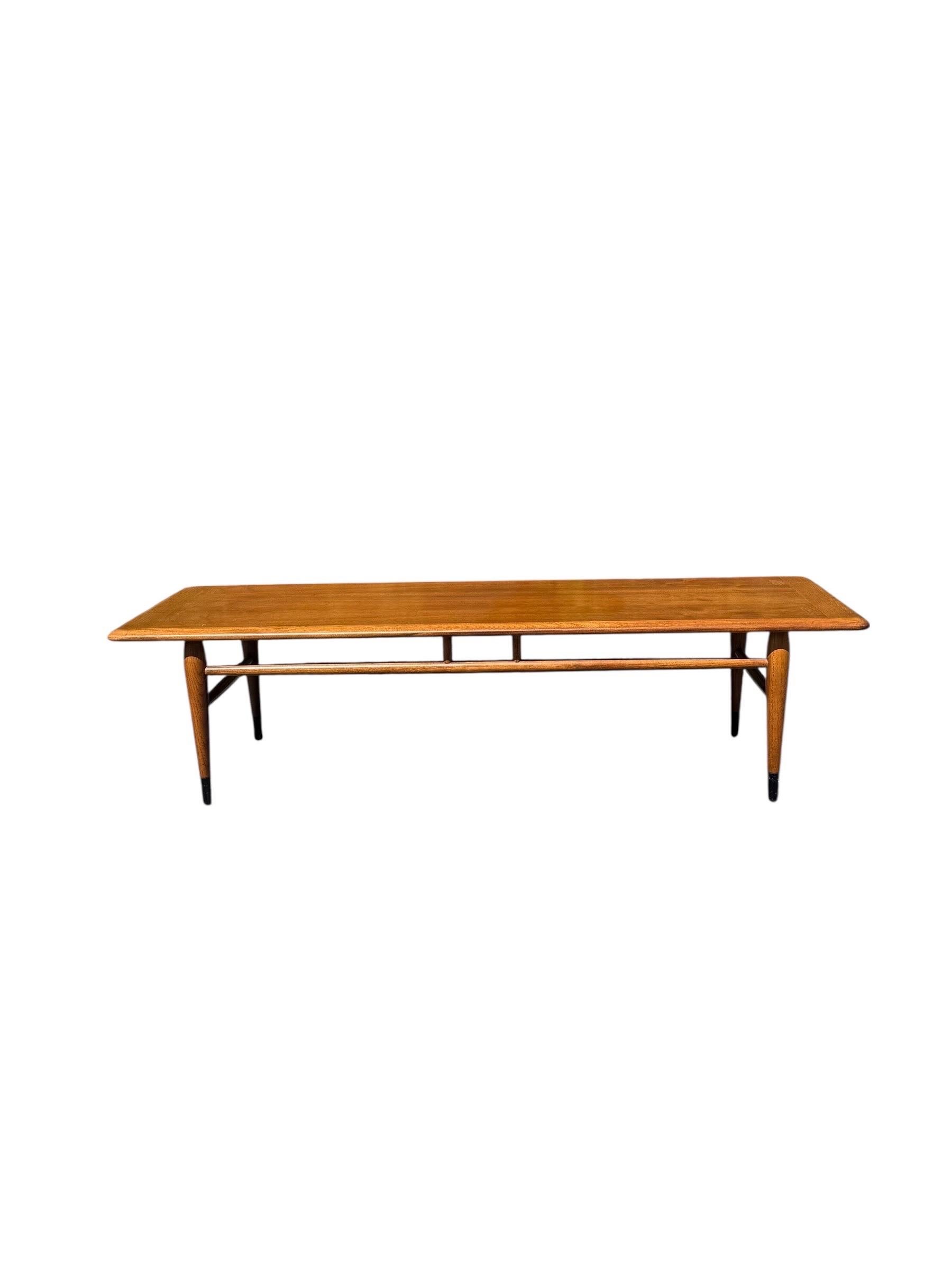 Mid-Century Modern Lane Acclaim Couchtisch aus Nussbaumholz im Zustand „Gut“ im Angebot in Brooklyn, NY