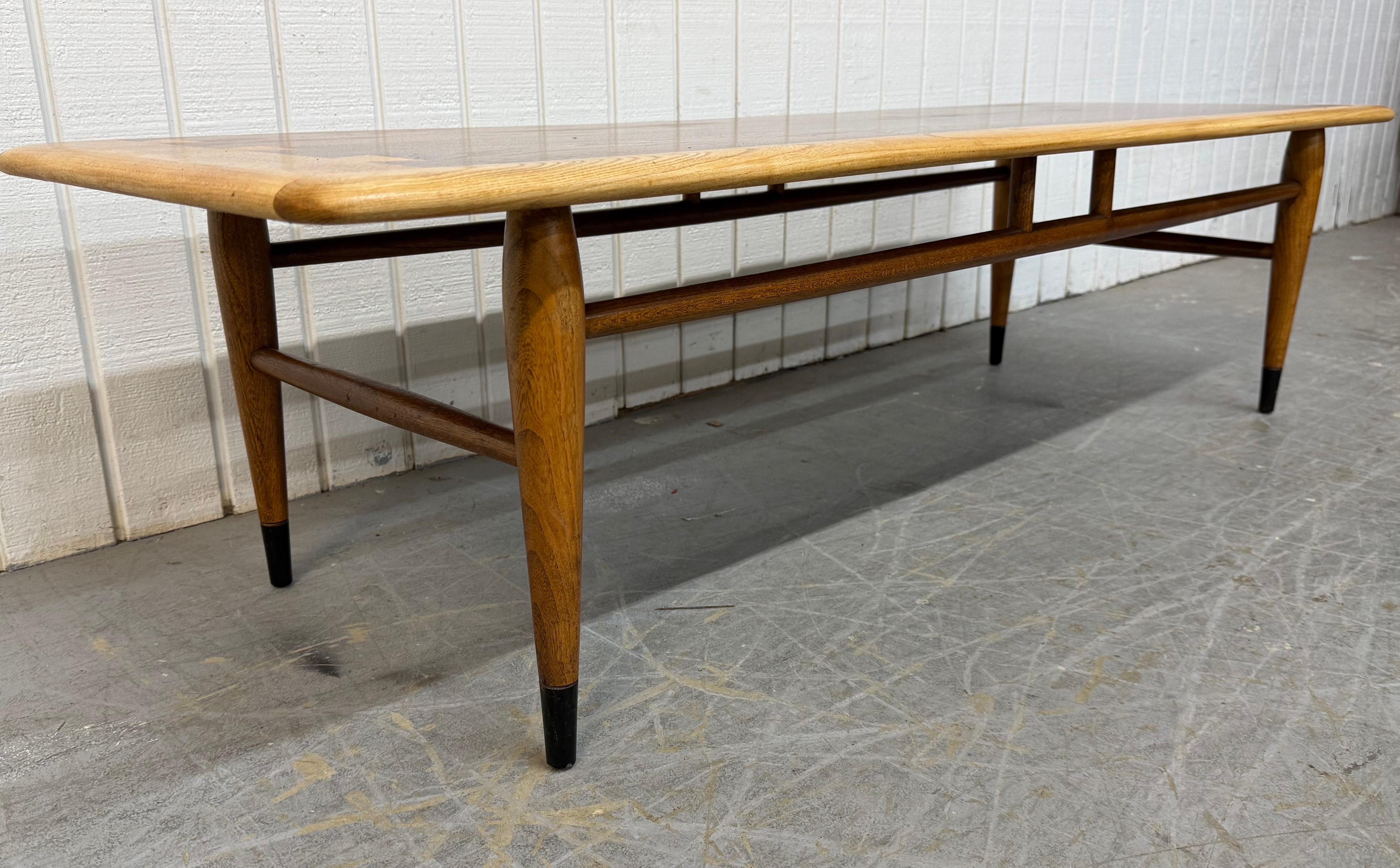 Table basse en noyer The Moderns Lane Acclaim Bon état - En vente à Clarksboro, NJ