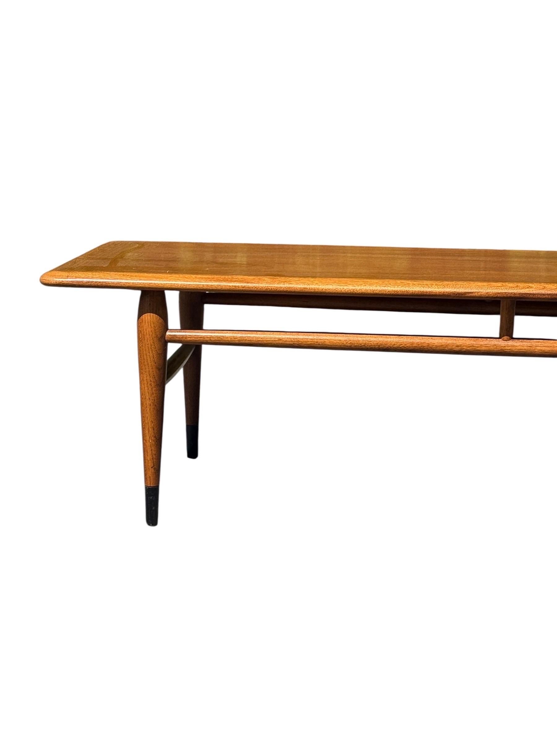 Mid-Century Modern Lane Acclaim Couchtisch aus Nussbaumholz (20. Jahrhundert) im Angebot