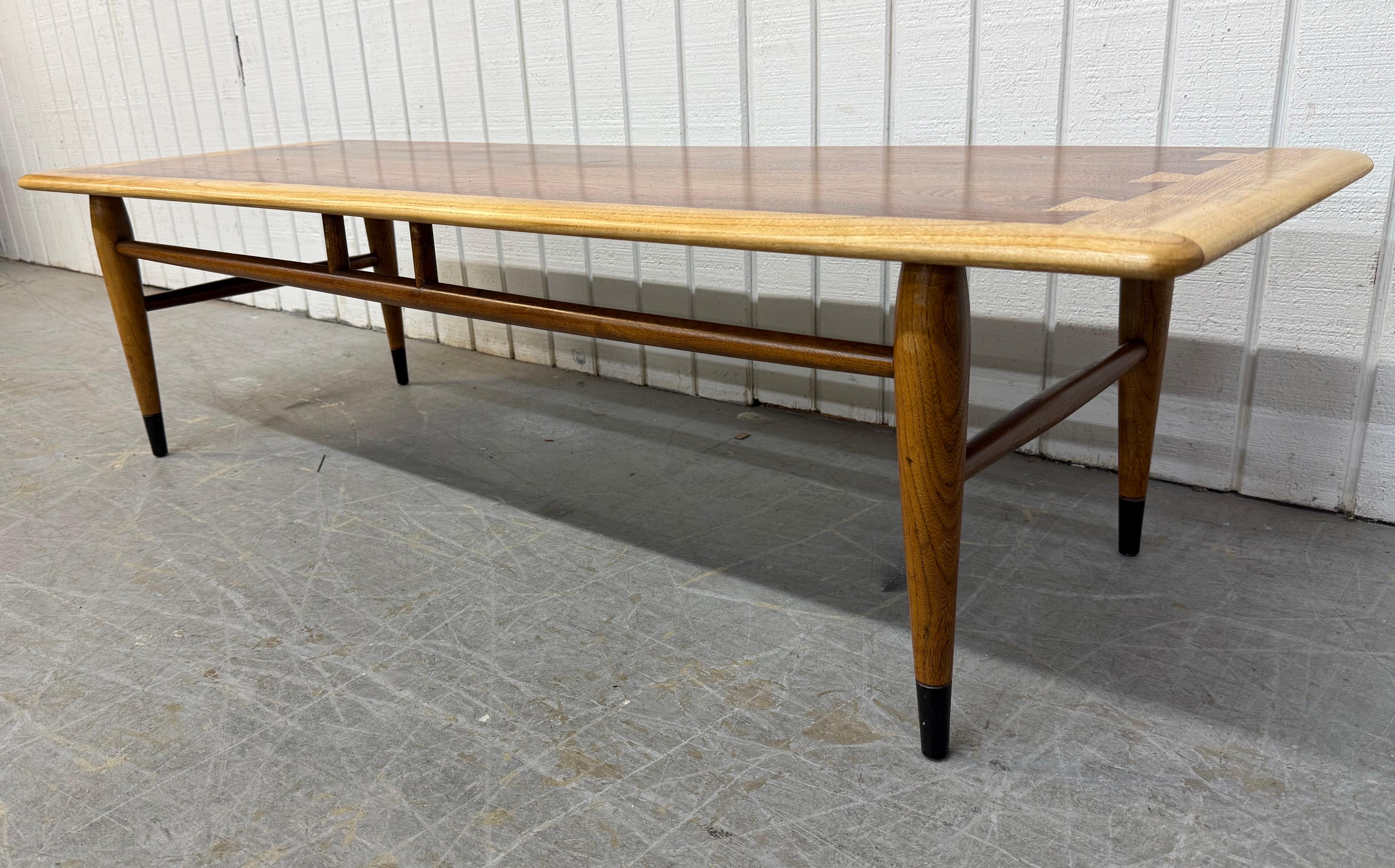 20ième siècle Table basse en noyer The Moderns Lane Acclaim en vente