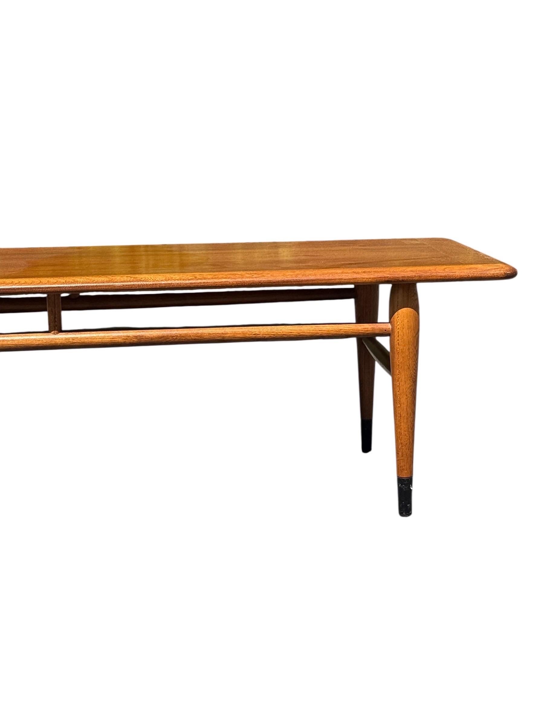 Mid-Century Modern Lane Acclaim Couchtisch aus Nussbaumholz (Walnuss) im Angebot