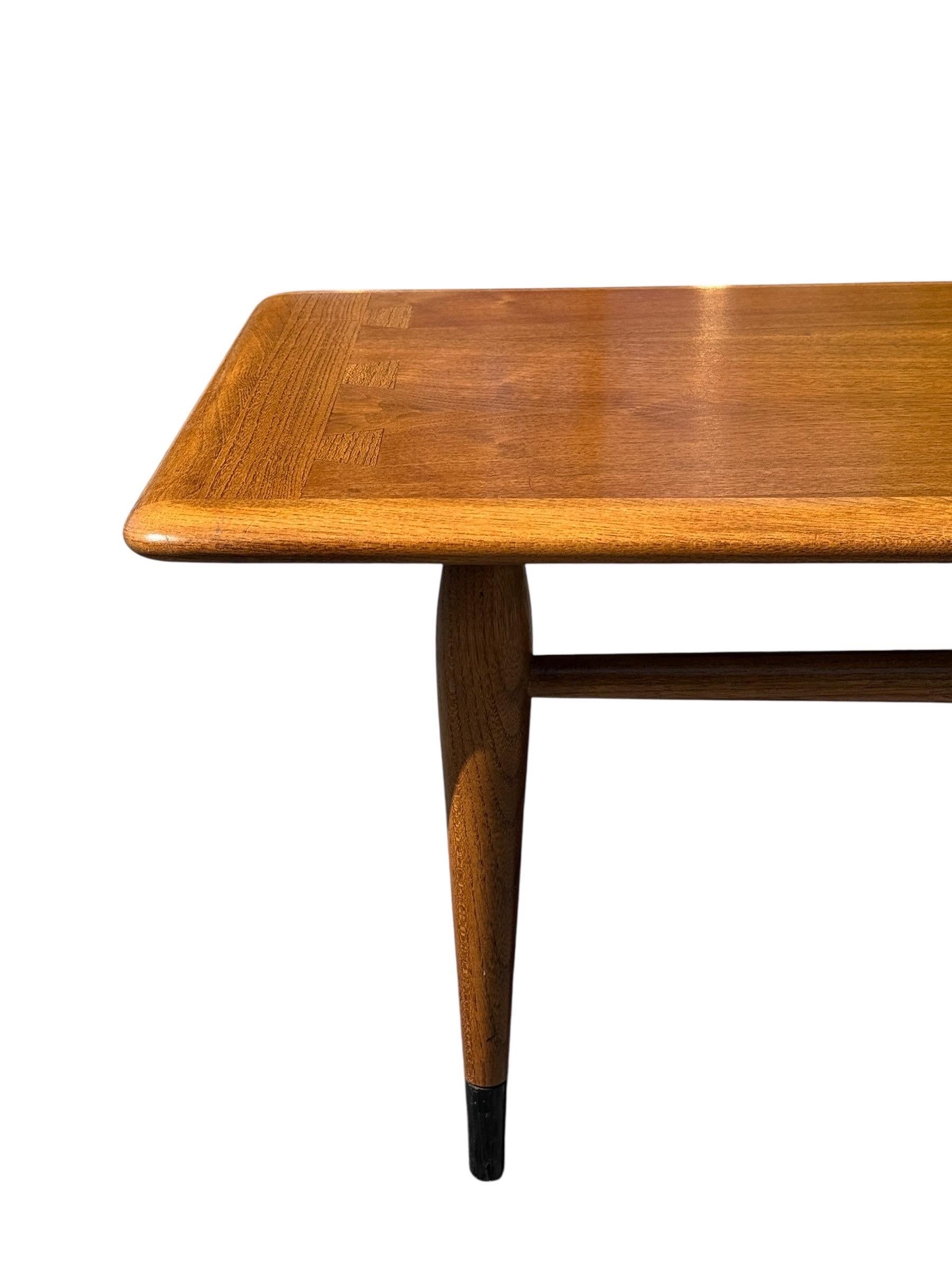Mid-Century Modern Lane Acclaim Couchtisch aus Nussbaumholz im Angebot 1
