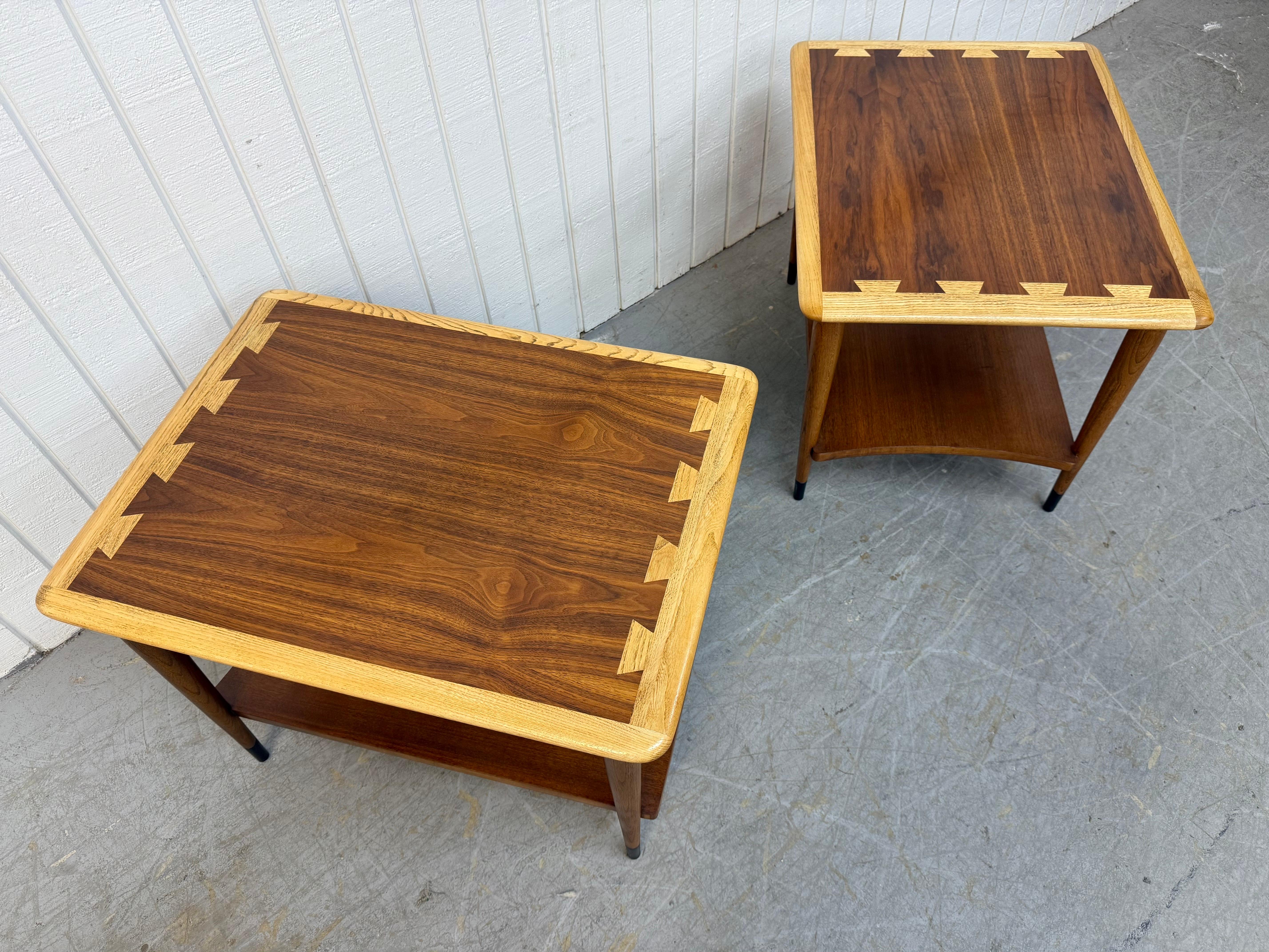 Cette annonce concerne une paire de tables d'appoint en noyer Lane Acclaim, de style moderne du milieu du siècle. Elle se caractérise par un design rectiligne, des plateaux rectangulaires avec incrustation en queue d'aronde, de longs pieds modernes,