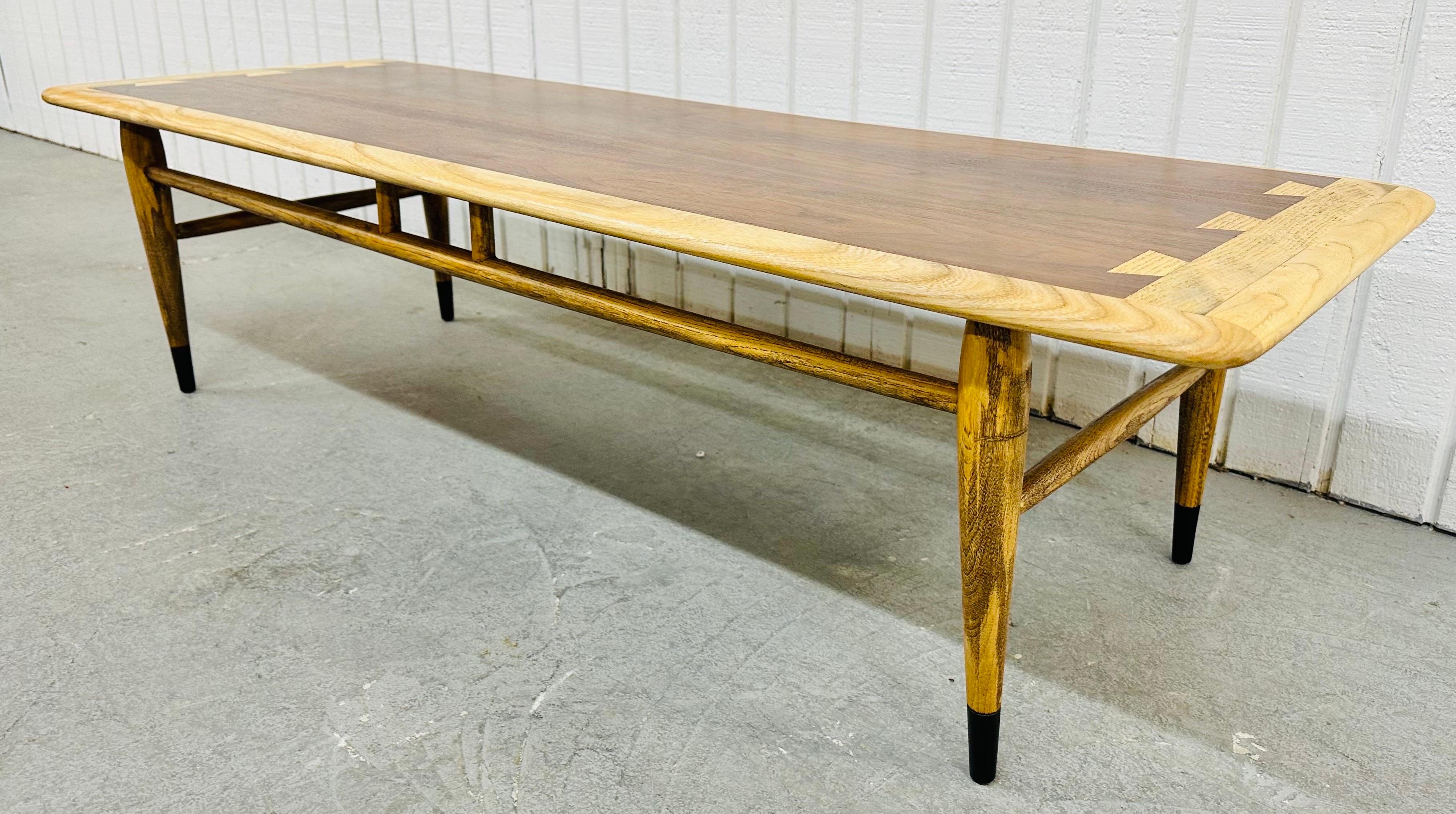 Mid-Century Modern Lane Acclaimed Walnut Coffee Table In Good Condition For Sale In Clarksboro, NJ