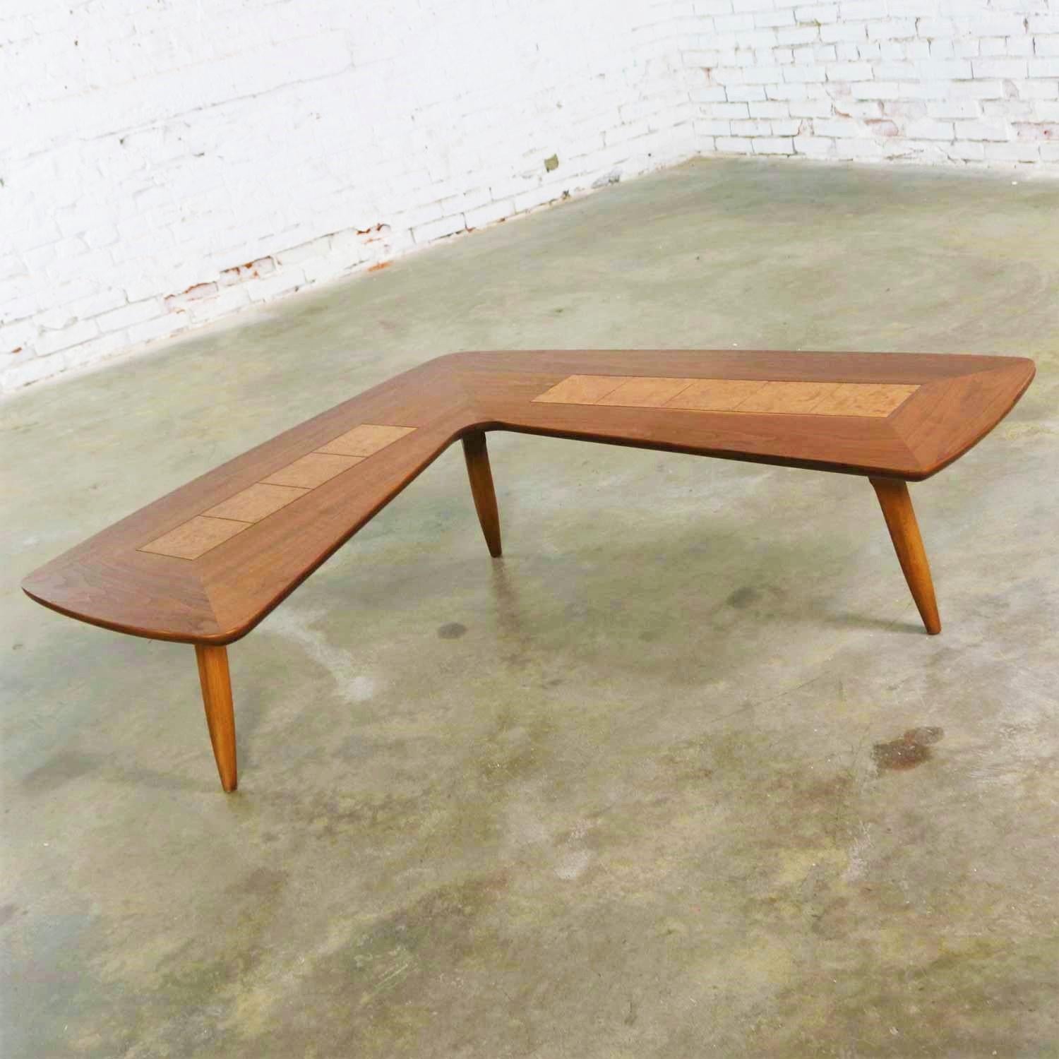 Amazing Mid-Century Modern lane Alta Vista boomerang or L-shaped coffee table style #1929 with inlaid burl squares in its center. It is in wonderful condition having been refinished and a repair made to the veneer. Please see photos. Dated on bottom