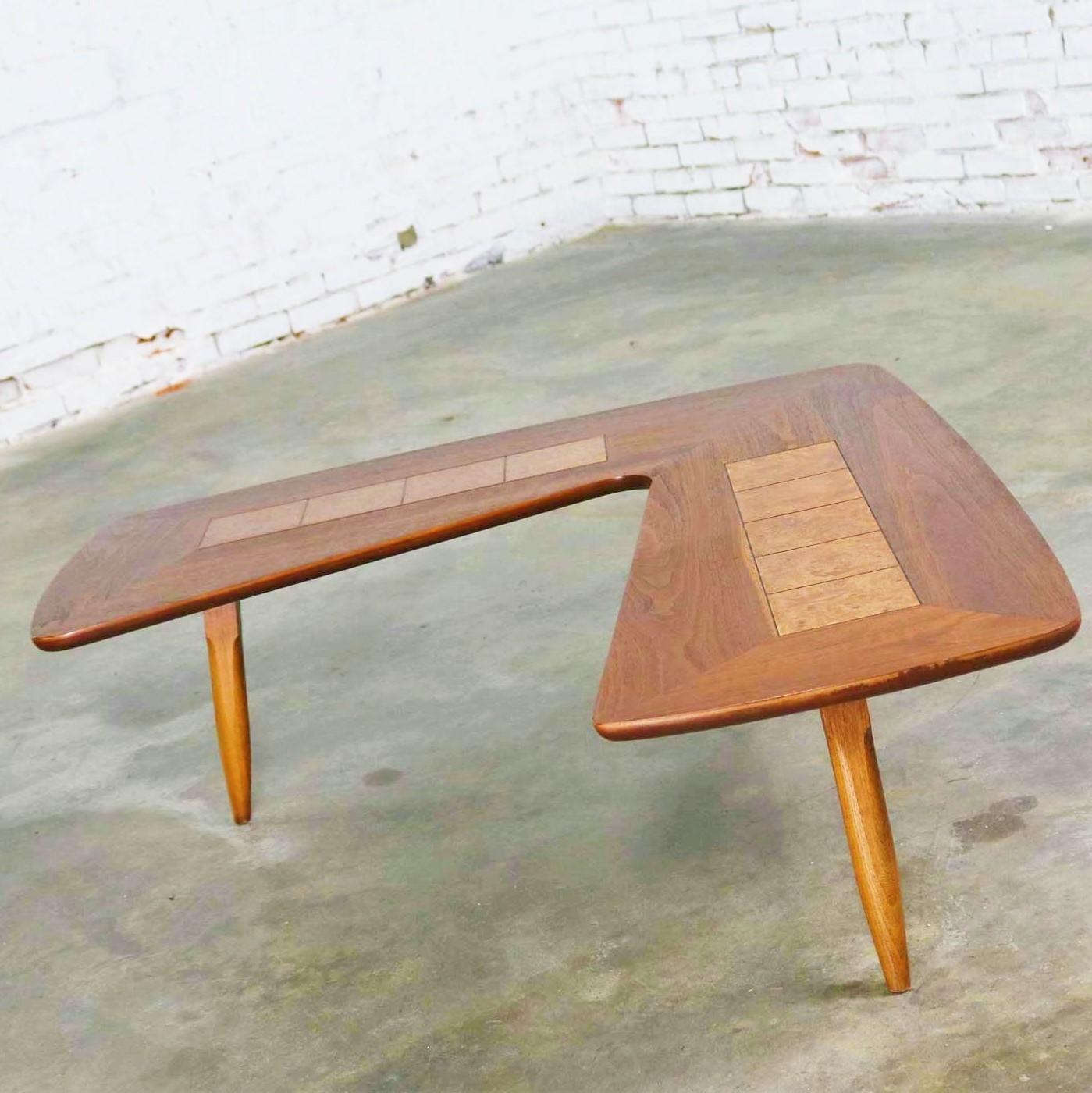 Mid-Century Modern Lane Boomerang Coffee Table with Inlaid Burl Style #1929 In Good Condition In Topeka, KS