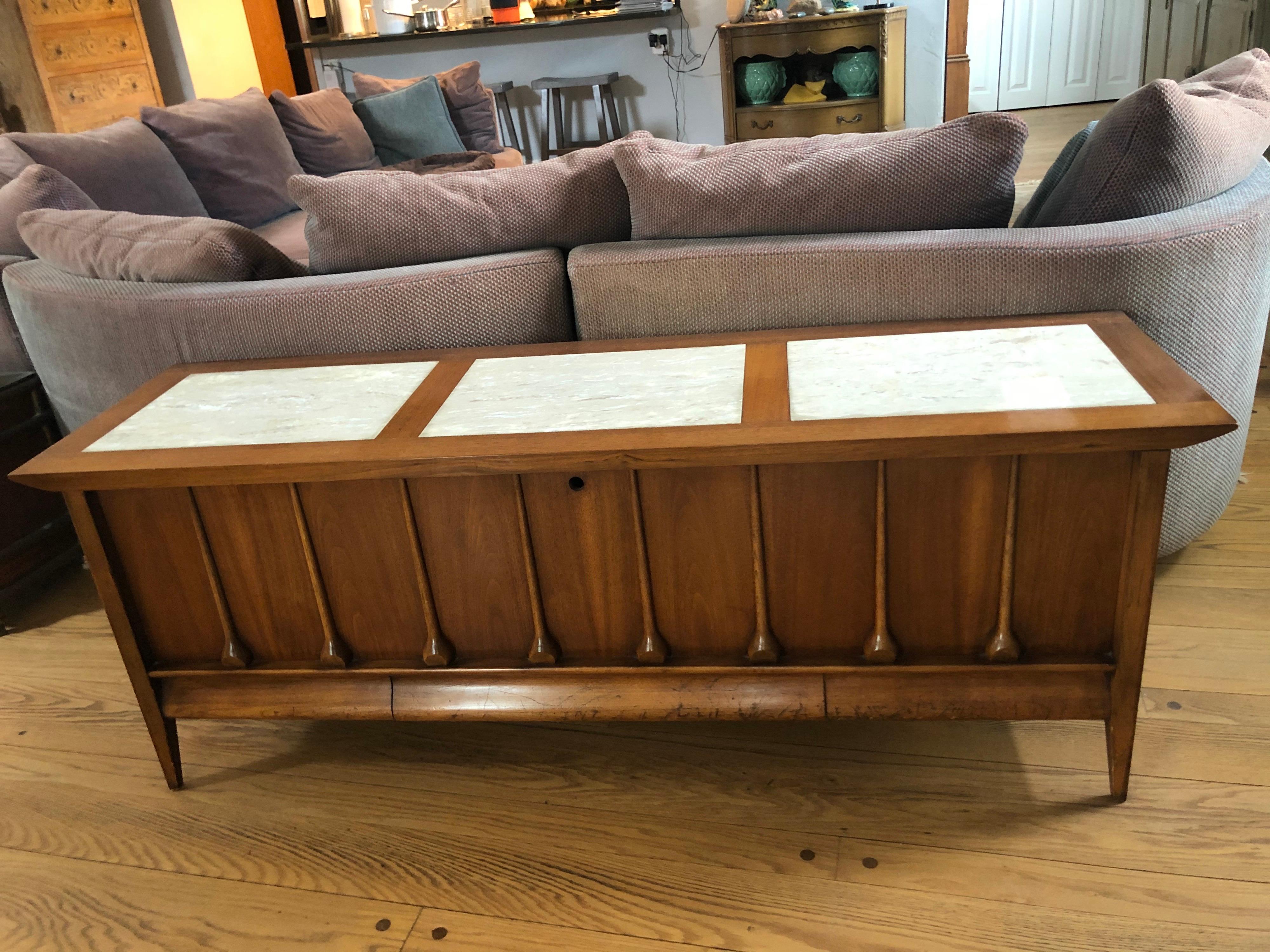 Mid-Century Modern Lane cedar chest. Amazing rare model with teardrop design on the front.
Faux marble inserts on the top of the chest and an immaculate interior. Original paper tags still attached. Some scratches on bottom drawer face that opens