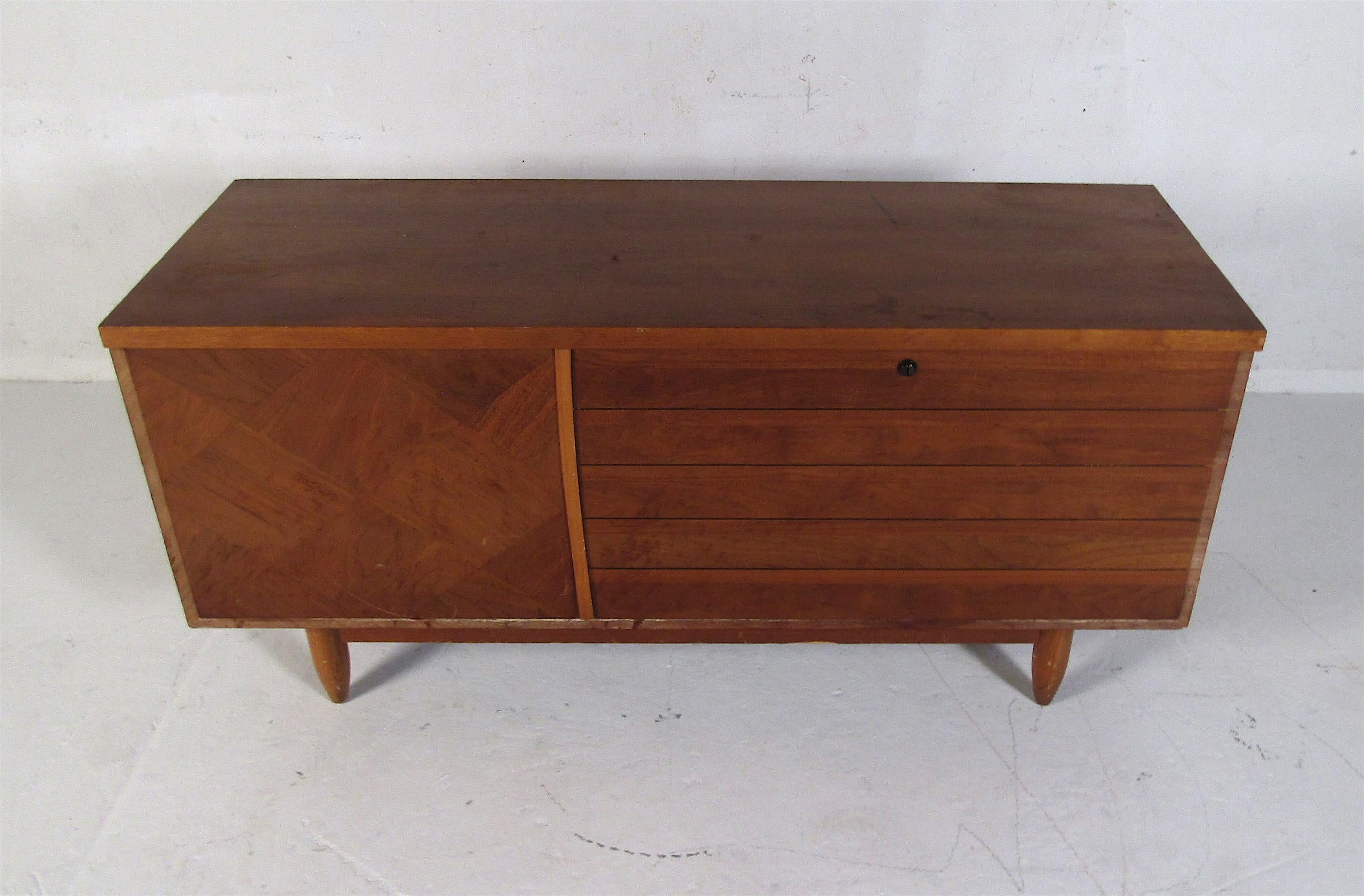 Mid-Century Modern Coffre en cèdre Lane de style moderne du milieu du siècle dernier
