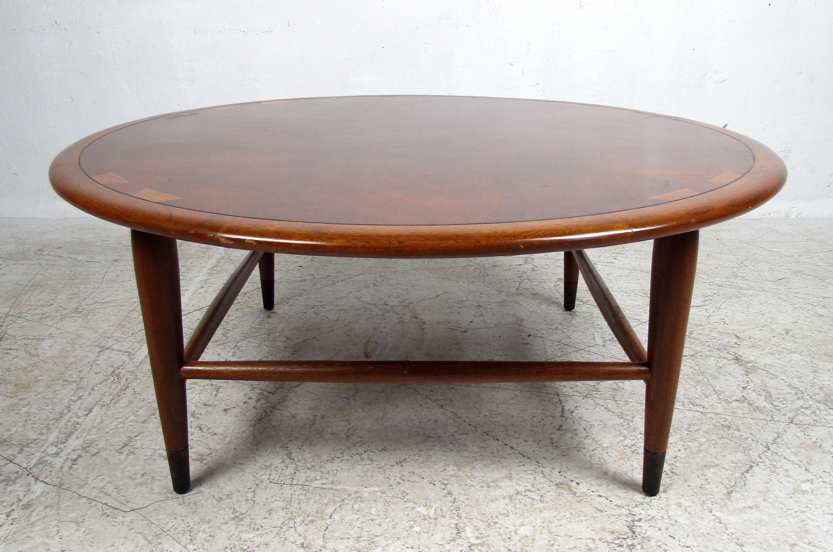 Gorgeous vintage modern coffee table by Lane featuring a round dovetail inlaid top.

Please confirm the item location (NY or NJ).


            