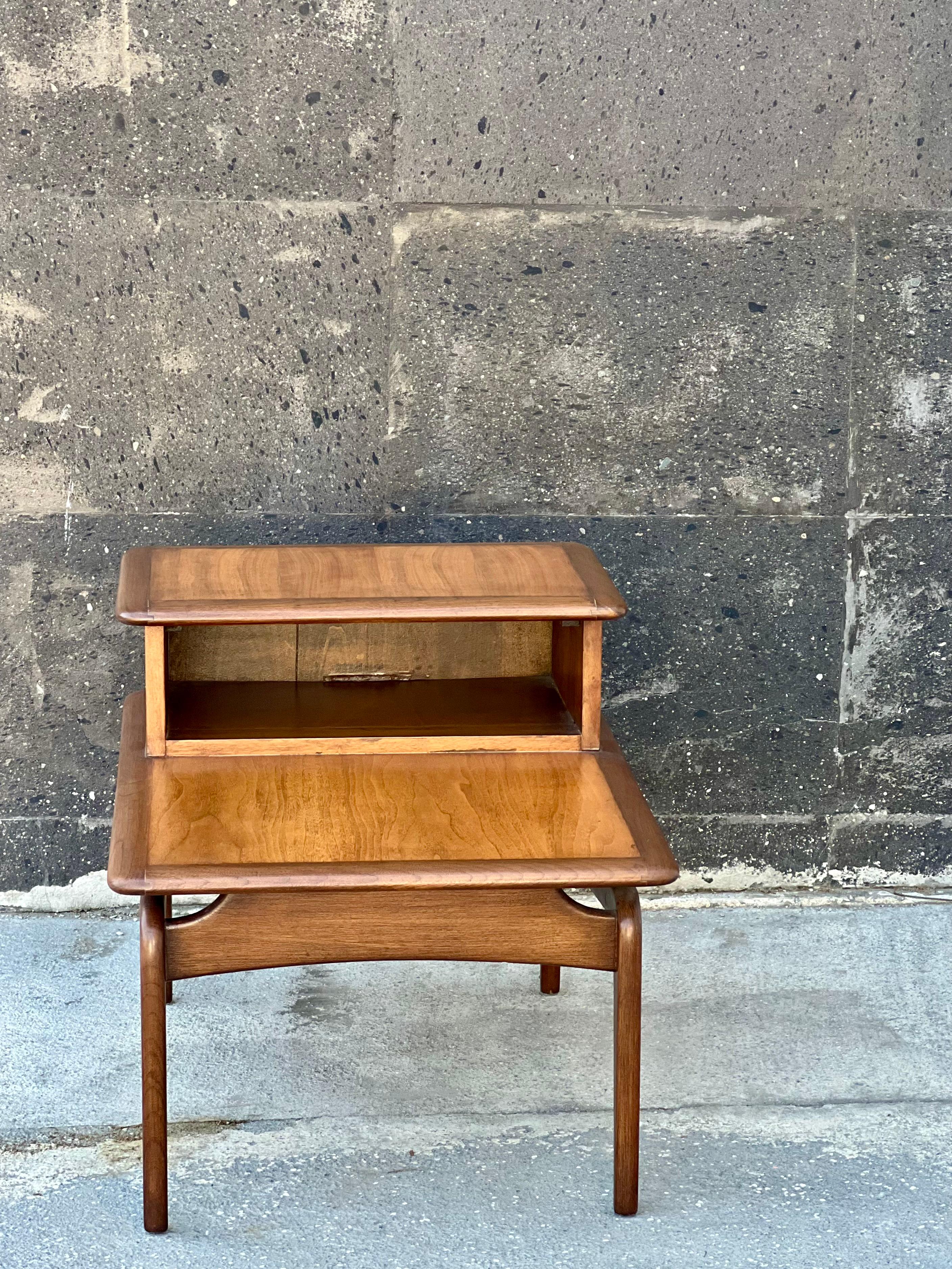 Classic mid-century modern Lane walnut and oak end table, professionally restored by our master craftsmen in our workshop, it has minimal details that time marked but that give that character and essence to our vintage pieces.
We can gladly send