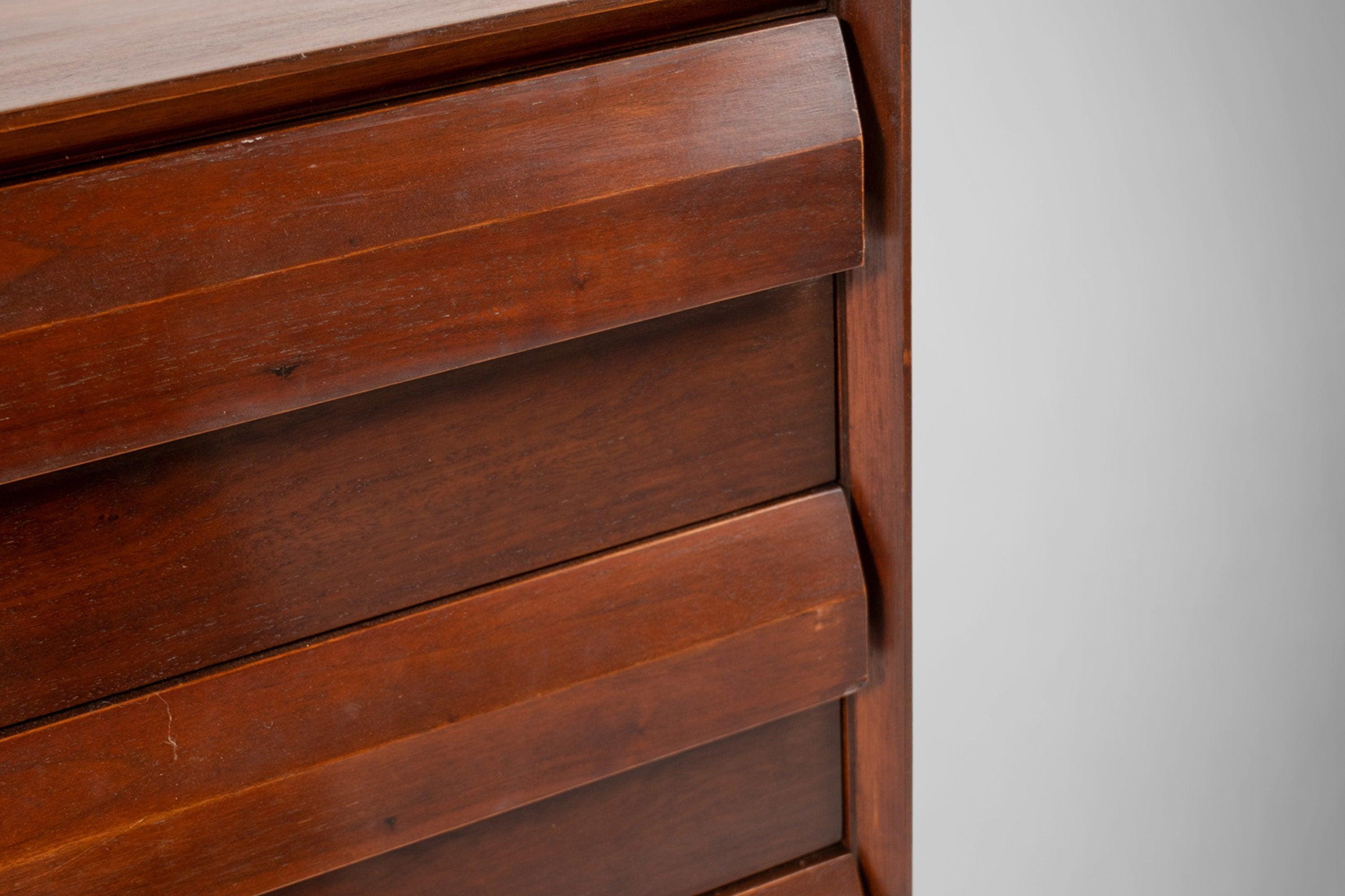 American Mid-Century Modern Lane First Edition 9-Drawer Dresser in Walnut, c. 1960s For Sale