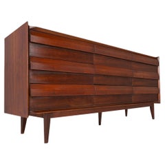 Vintage Mid-Century Modern Lane First Edition 9-Drawer Dresser in Walnut, c. 1960s