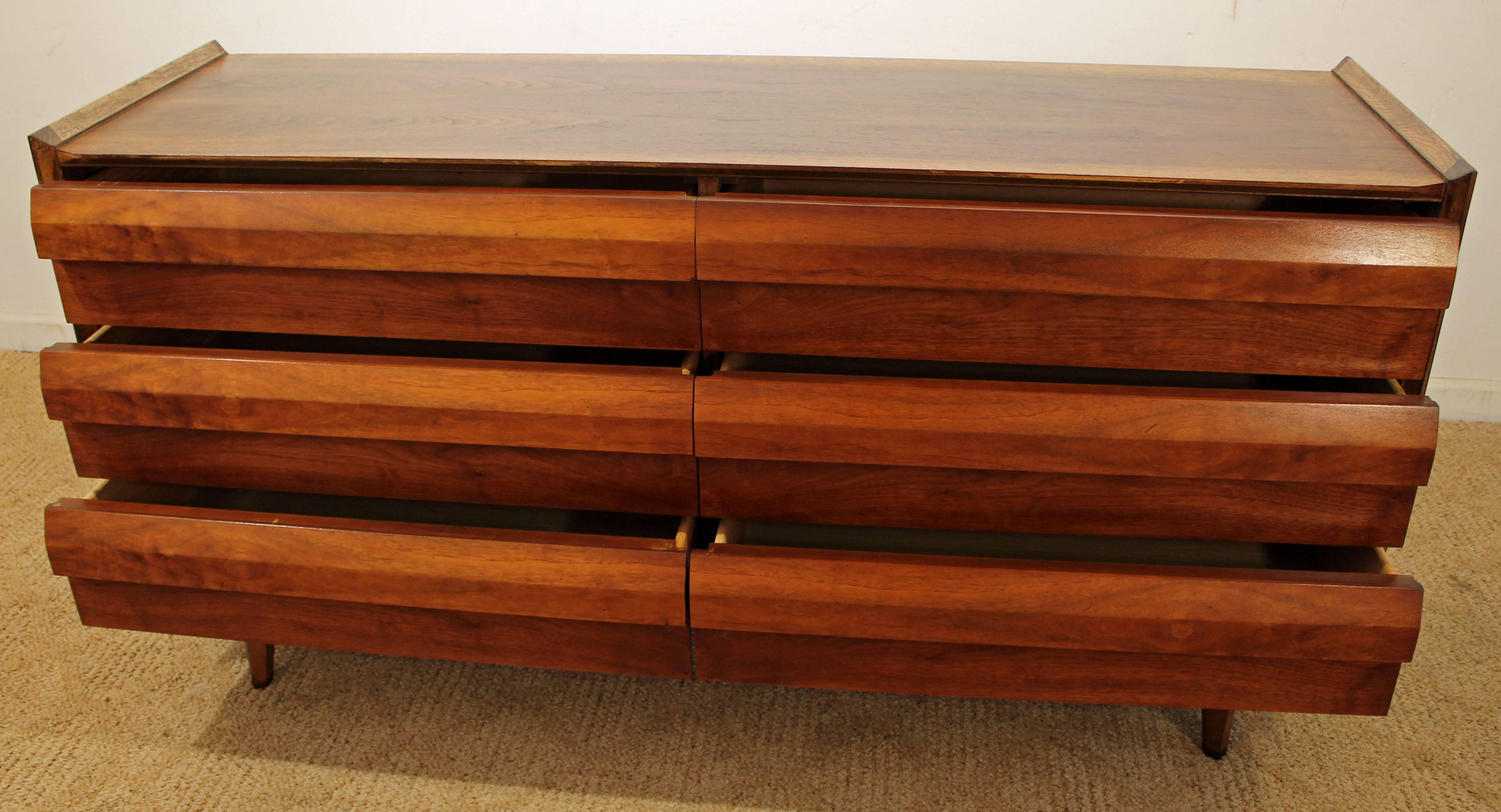 Mid-Century Modern Lane 'First Edition' Shark Fin Walnut Credenza 3