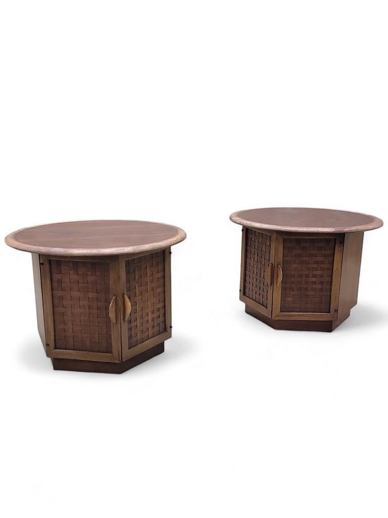 Mid Century Modern Lane Furniture Side End Table with Double Door Basket Weave Front - Pair 

These vintage modern end tables feature two cabinet doors with woven fronts and sculpted pulls. Unique two-tone design with oak and walnut wood grain