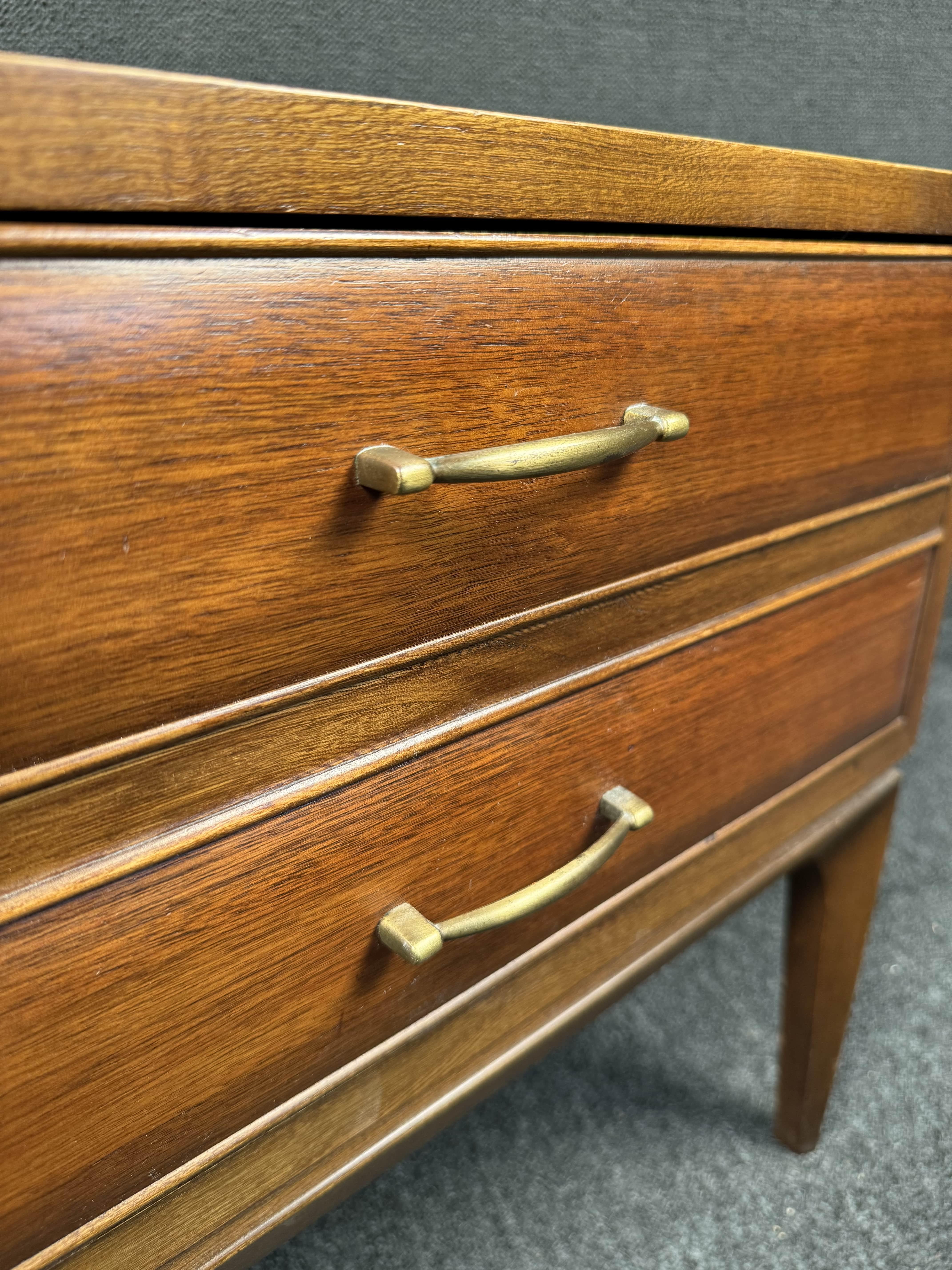 Single Mid Century Modern Nightstand by Lane For Sale 9
