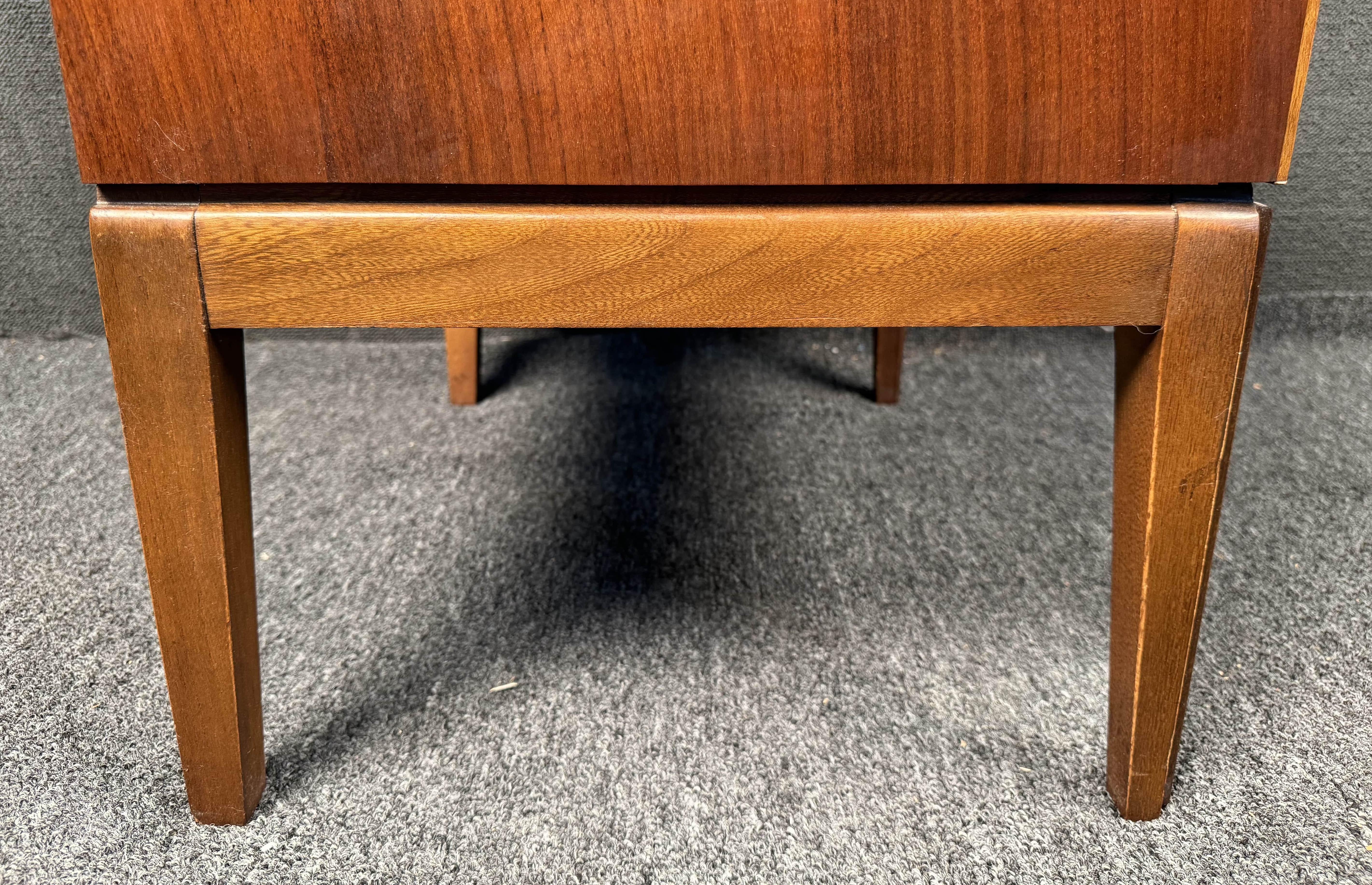 Single Mid Century Modern Nightstand by Lane For Sale 10